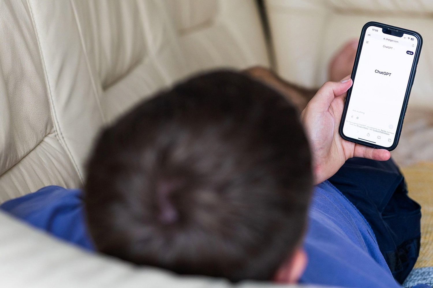 Dva a půl miliardy dotazů denně. (ChatGPT na mobilním telefonu)
Autor: Mikalai Lipski / Alamy / Profimedia