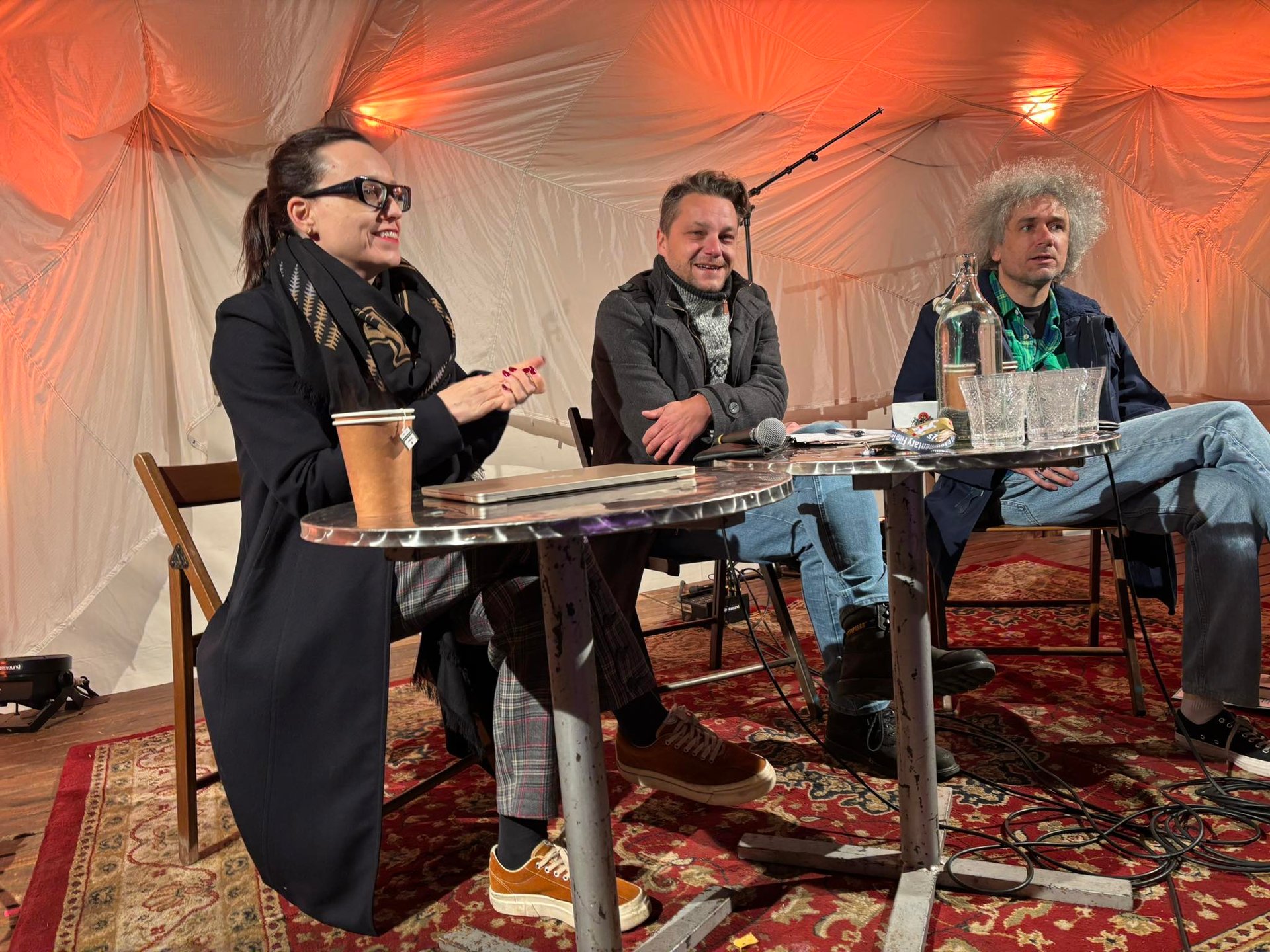 Čím je znepokojivý spokojený Okamura? A co se dá zahrát na pivní plechovku?