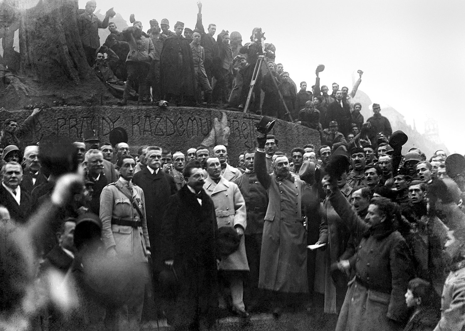 Praha - Staroměstské náměstí - manifestace shromáždění vznik ČSR říjen 1918  čs. legie, legionář, legionáři
