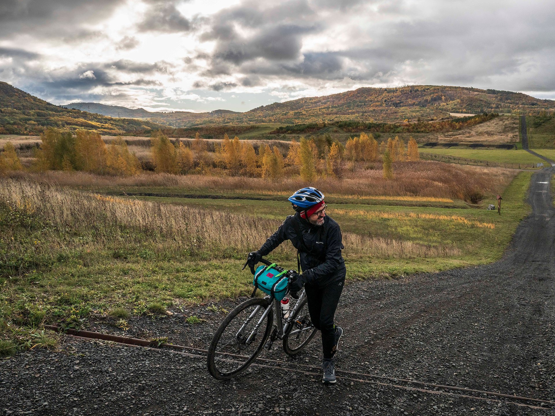 Trochu jako nahlédnout do laboratoře, v níž se zrovna rodí krajina. (Na Radovesické výsypce poblíž Kostomlat)