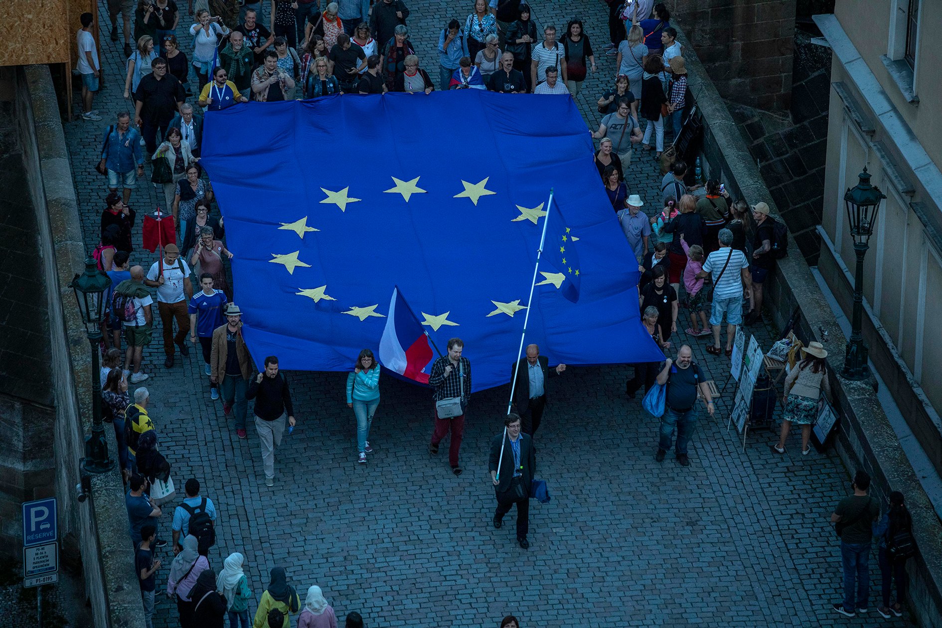 Dvě třetiny Čechů a Češek jsou s členstvím v EU spokojené.
