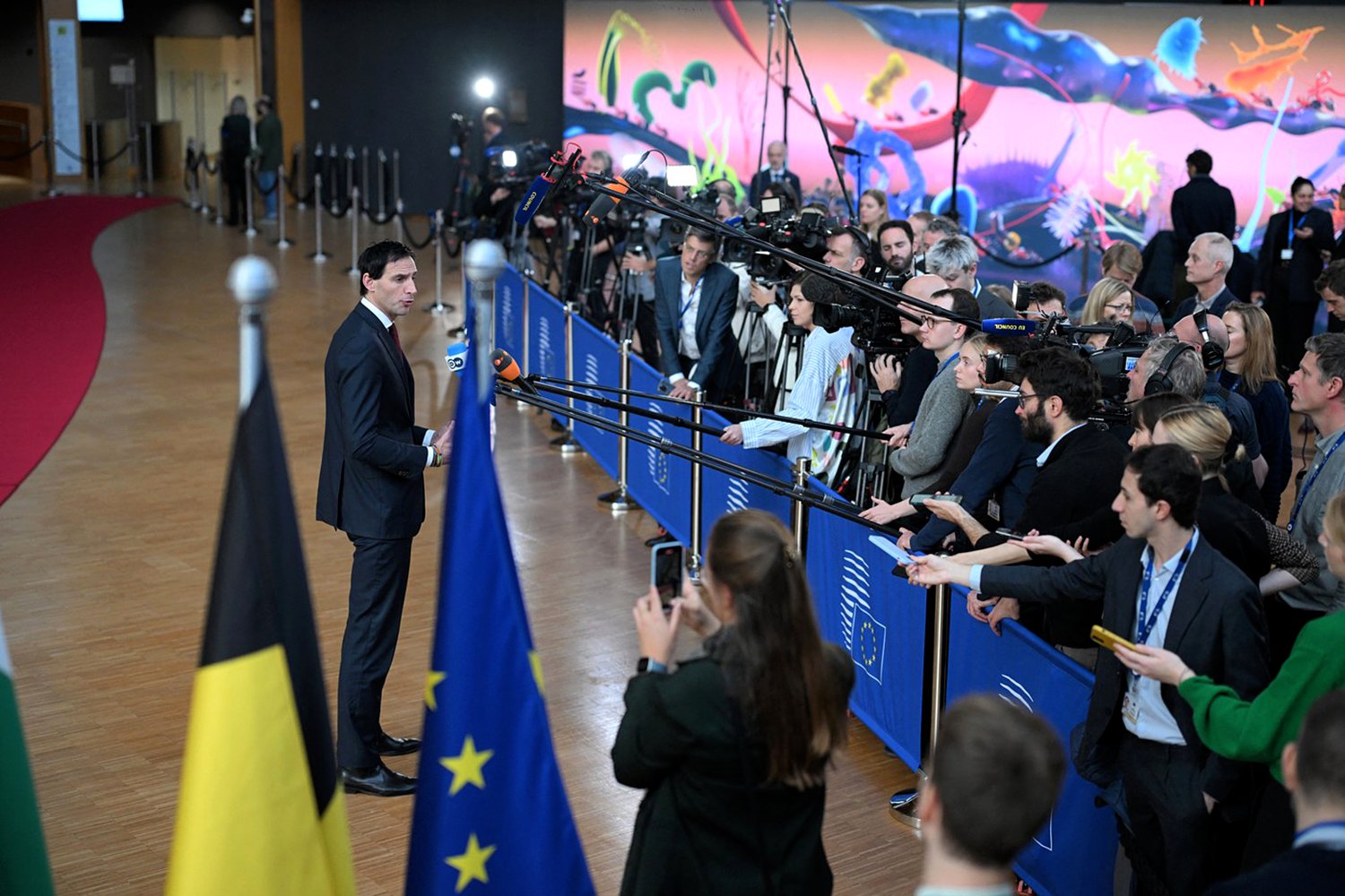 Garrigue: Lotyšsko zatím od Istanbulské úmluvy neustoupí - Mexická prezidentka proti obtěžování - Odklad ETS 2