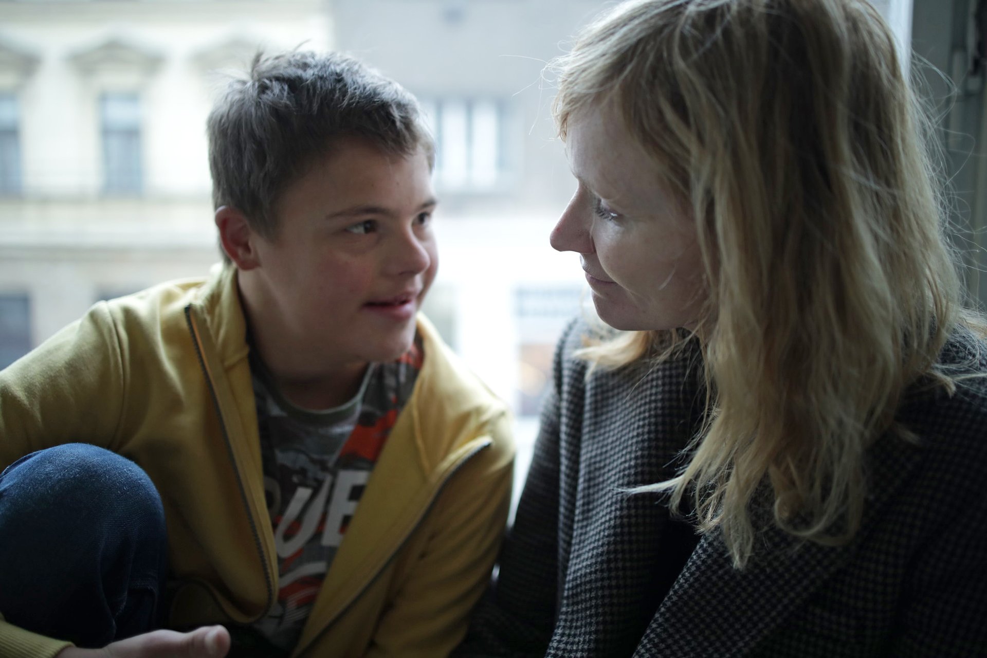 DAVID VODSTRČIL S AŇOU GEISLEROVOU VE FILMU KARAVAN