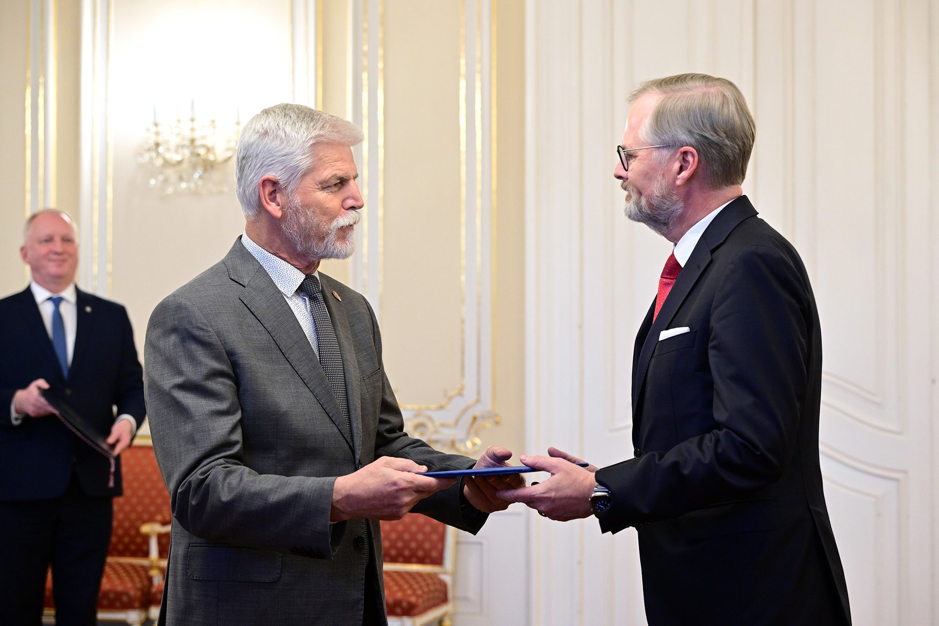 Vážně si premiér neuvědomuje, že jde o válečné dodávky zbraní se všemi riziky, co to přináší? (Fiala s prezidentem) 
Autor: ČTK / Vondrouš Roman