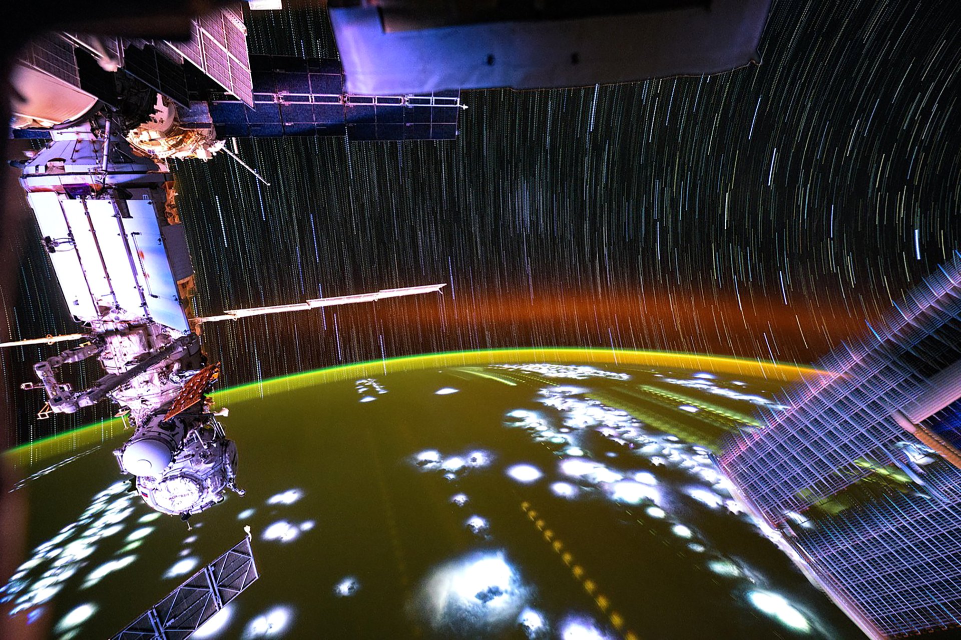 Hvězdná stopa z Mezinárodní vesmírné stanice (ISS) ukazuje postupné záblesky blesků na Zemi pod hvězdami v hlubokém vesmíru