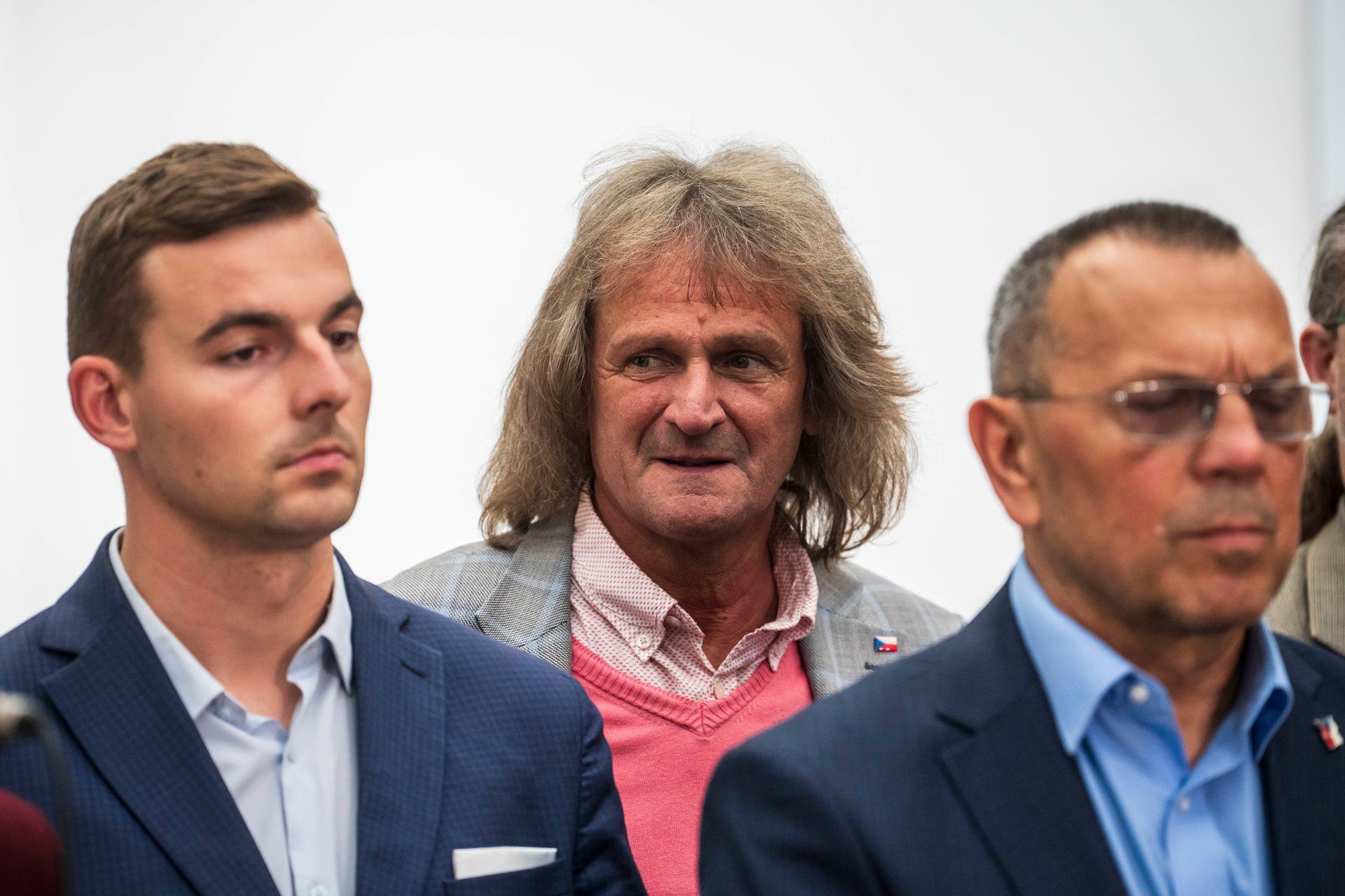 Když poslanec Vondráček (vlevo) mluví o službě českému lidu...