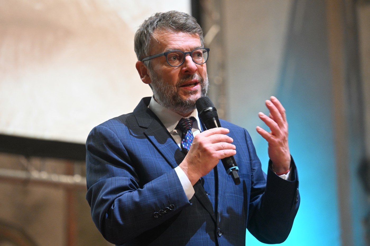 V zásadě si myslím, že nastupující vládní koalici hodnotově a v některých tématech skutečně lezeme na nervy