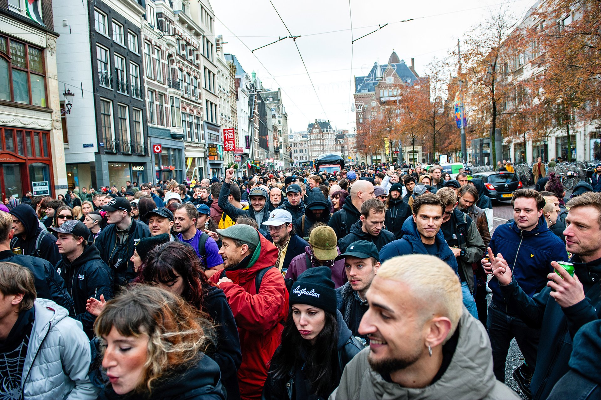 Student nebo člověk, který kupuje svůj první byt, není schopen si najít ani cenově dostupnou komůrku na košťata. Demonstrace za dostupné bydlení, říjen 2025.