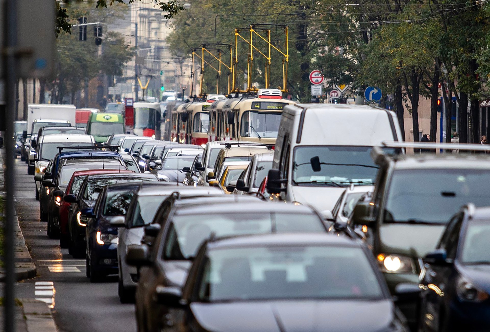 Podaří zvrátit i těch několik málo dosavadních opatrných snah auta omezit?
