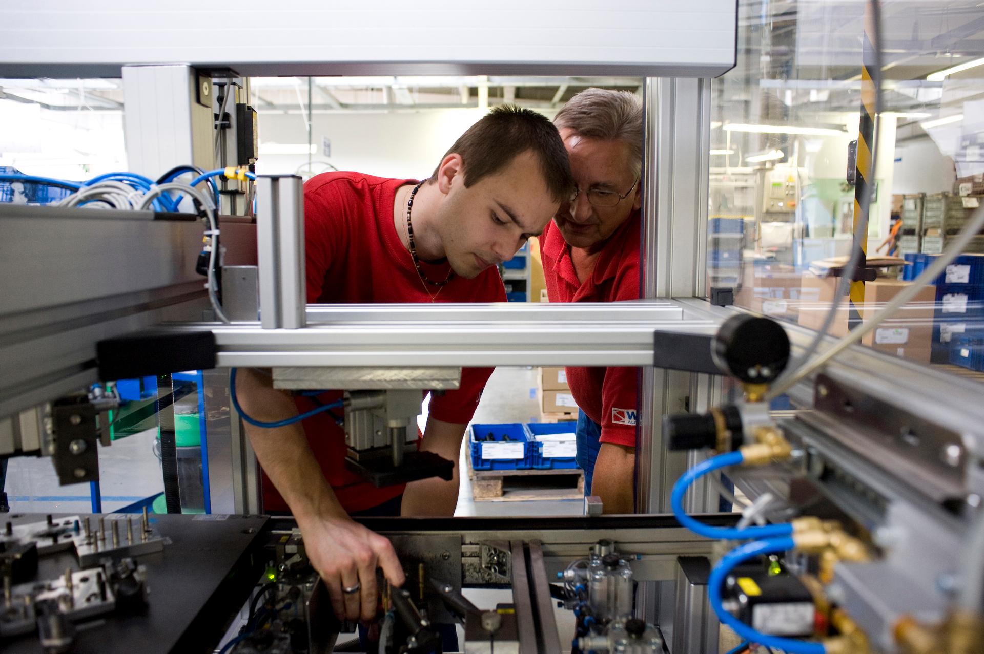 Lepší než pořádat pro gymnazisty propagační semináře o výhodách práce v technickém výzkumu je poskytnout jim šanci pracovat v laboratoři.
Autor: Matěj Stránský