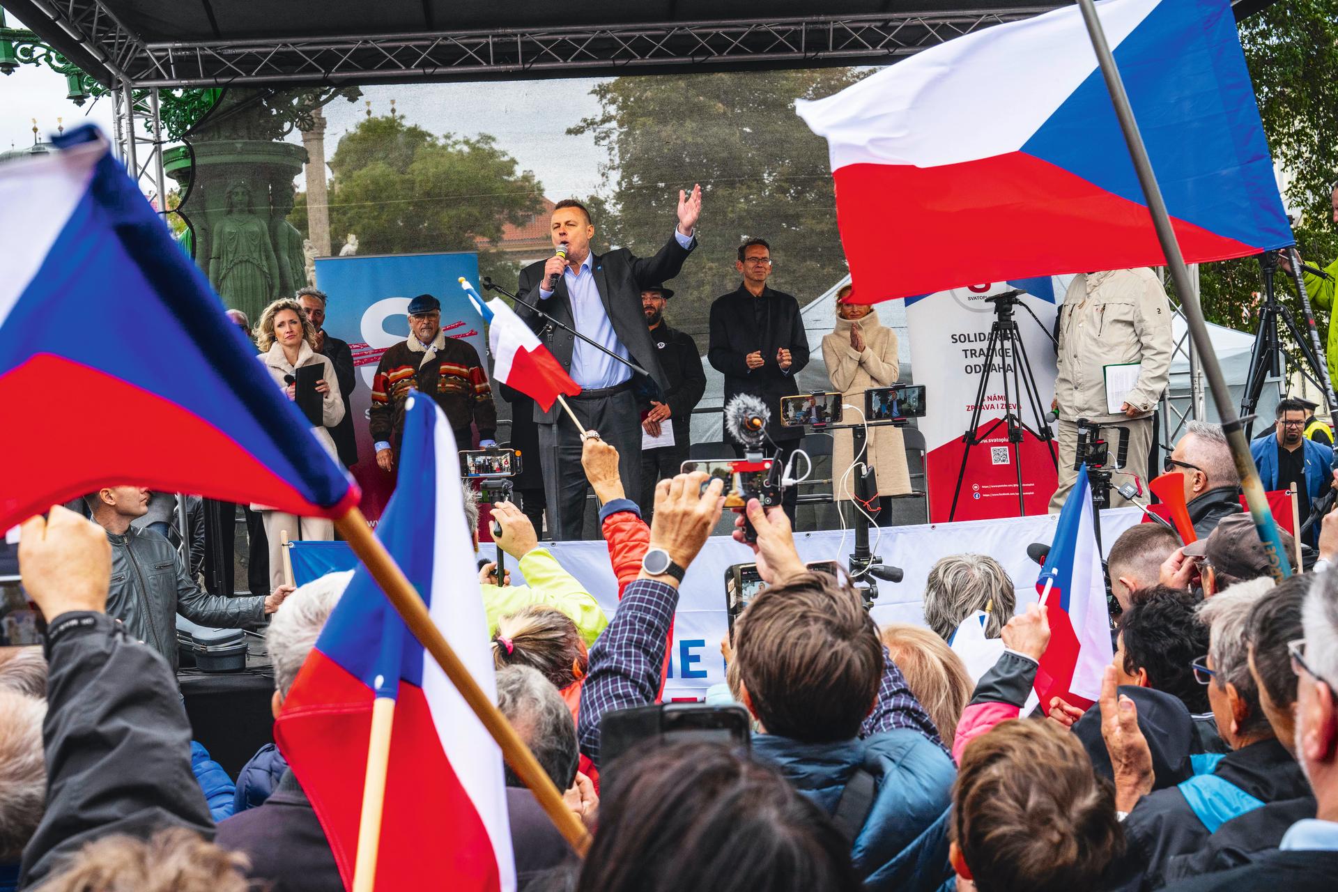 A za chvíli si poklepe na srdce. ( Jindřich Rajchl, Pražský hrad, volby 2025)