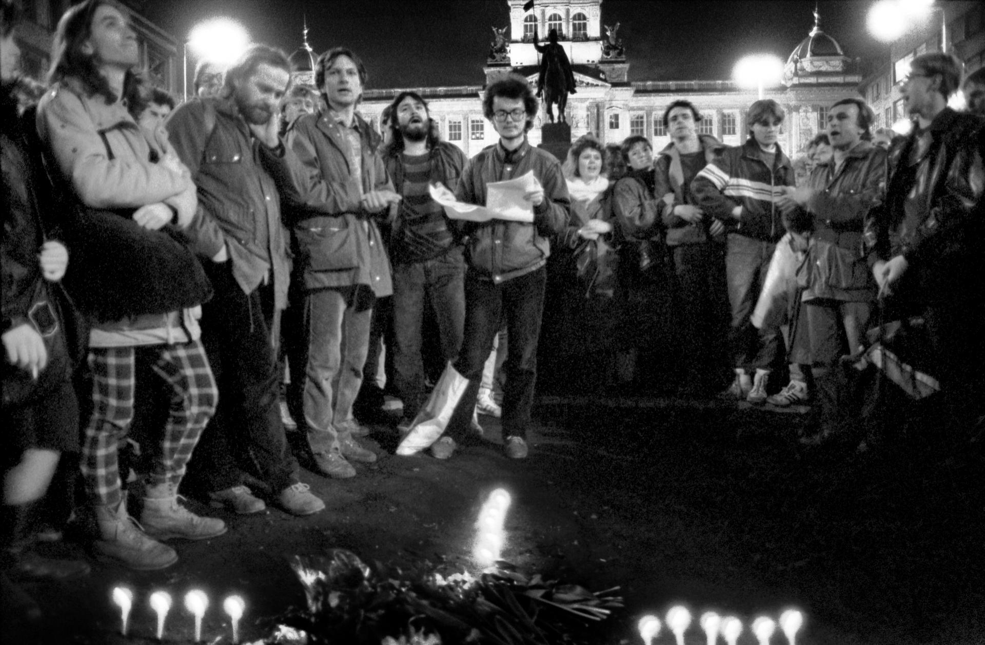 „Nevyhodili mě, asi tušili, že když člověka vyhodí ze školy, zadělají si na dalšího problémového jedince.“ (Palachův týden, leden 1989)
Autor: Profimedia.cz