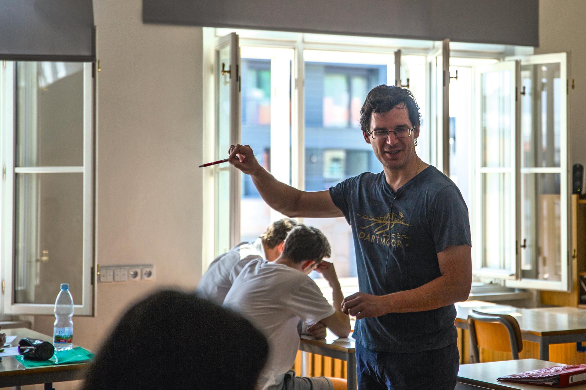 „Při jedné z hodin jsem dal studentům dobrovolný úkol, ať si smluví schůzku s poslancem, europoslancem nebo senátorem. Třetina z nich to skutečně udělala.“ (Radek Aubrecht)
Autor: EDUin