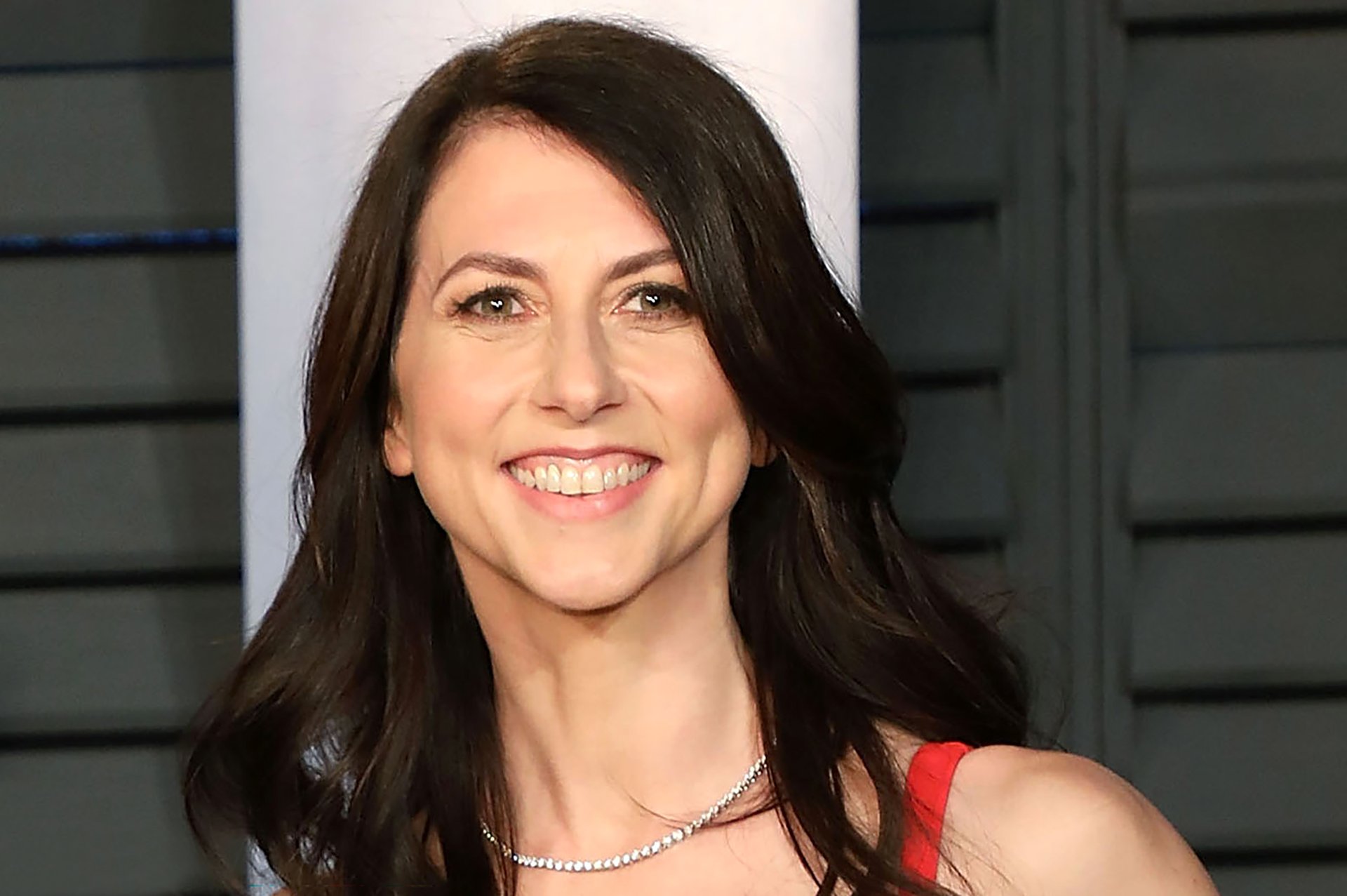 Její dobročinné akce většinou neprovází žádné prohlášení, natož aby bylo nějak výrazně politicky zabarvené. ( MacKenzie Scott, 2018)