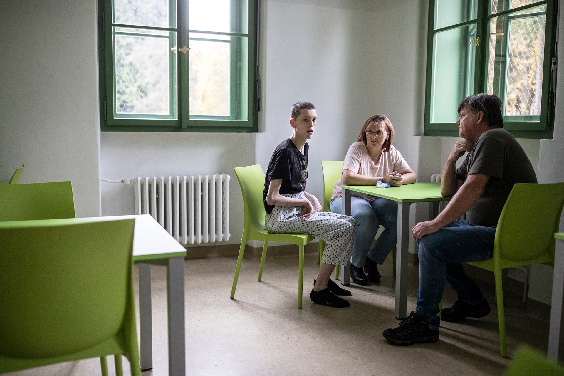 „Co bude, až zavřeme oči? Zůstane v Bohnicích napořád?" (Manželé Kubešovi na návštěvě syna)  
Autor: Milan Bureš