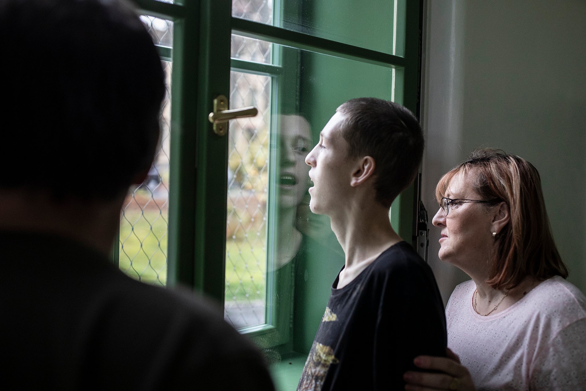 Po jedenácti letech na dětské psychiatrii žije Petr Kubeš na oddělení pro dospělé. A spolu s ním dalších 175 lidí s intelektovým postižením, což ombudsman nazval „špatným zacházením, za které je zodpovědný stát jako celek".
Autor: Milan Bureš