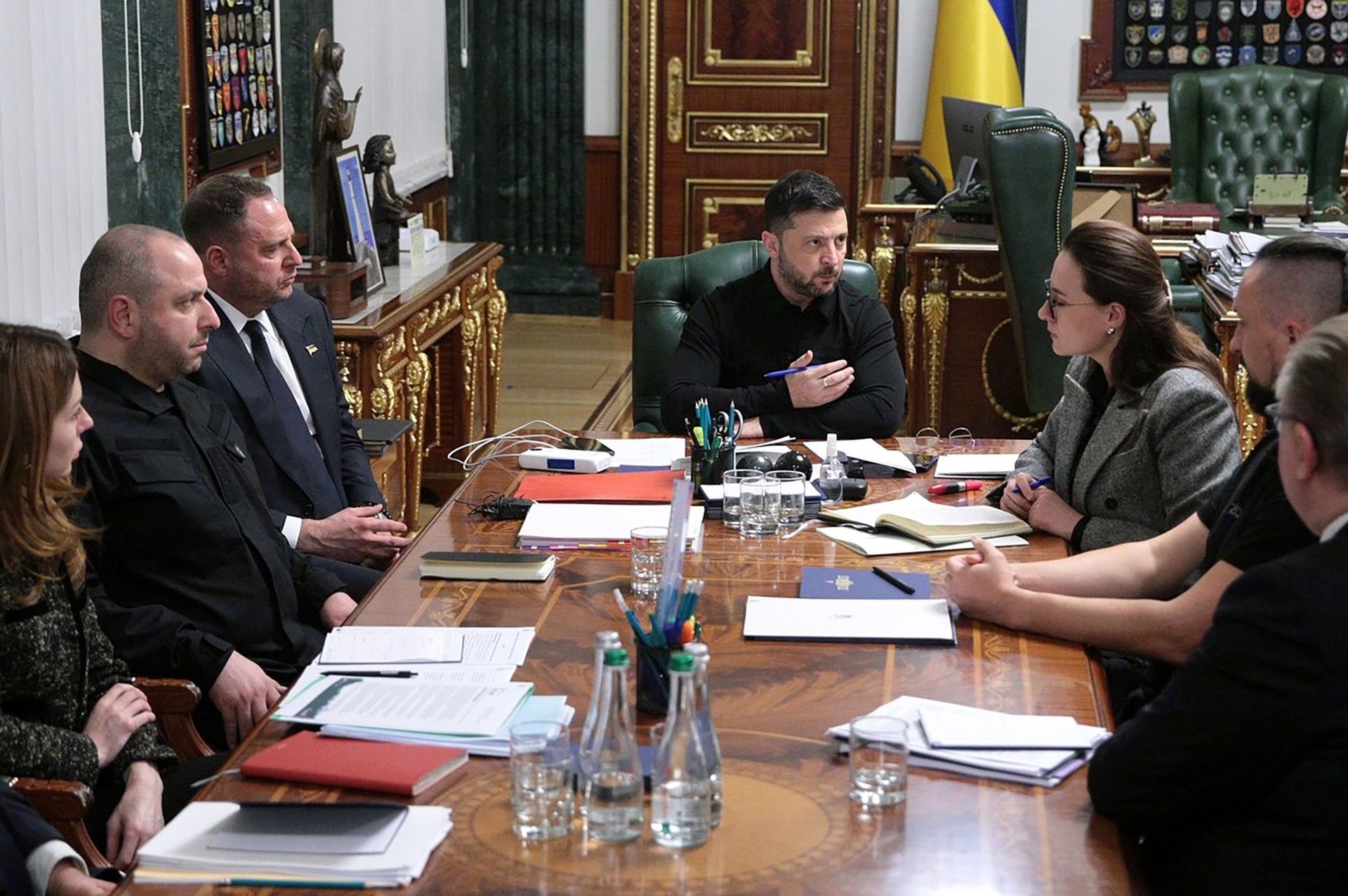 Mohl, ale nemusel mít o rozsahu problému tušení. (Zelenskyj s členy vlády)
Autor: Ukrinform / Shutterstock Editorial / Profimedia