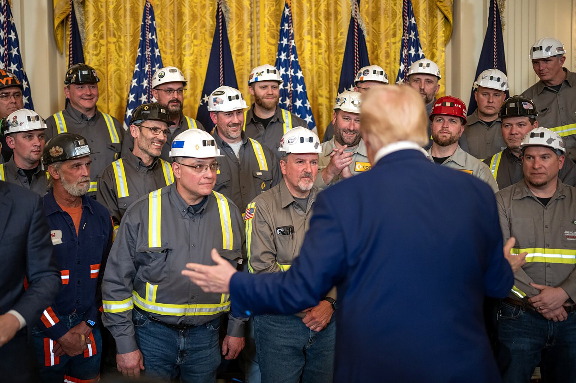 Zelená pro uhlí. Prezident Trump podepisuje exekutivní příkaz na podporu uhelného průmyslu, duben 2025.