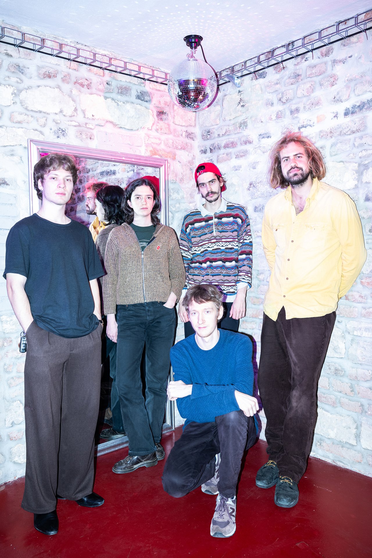 V pěti. (Zleva Jakub Richtárech, Iris Hobson-Mazur, Marek Koliha, Filip Simon, dole Pavel Kielberger) 