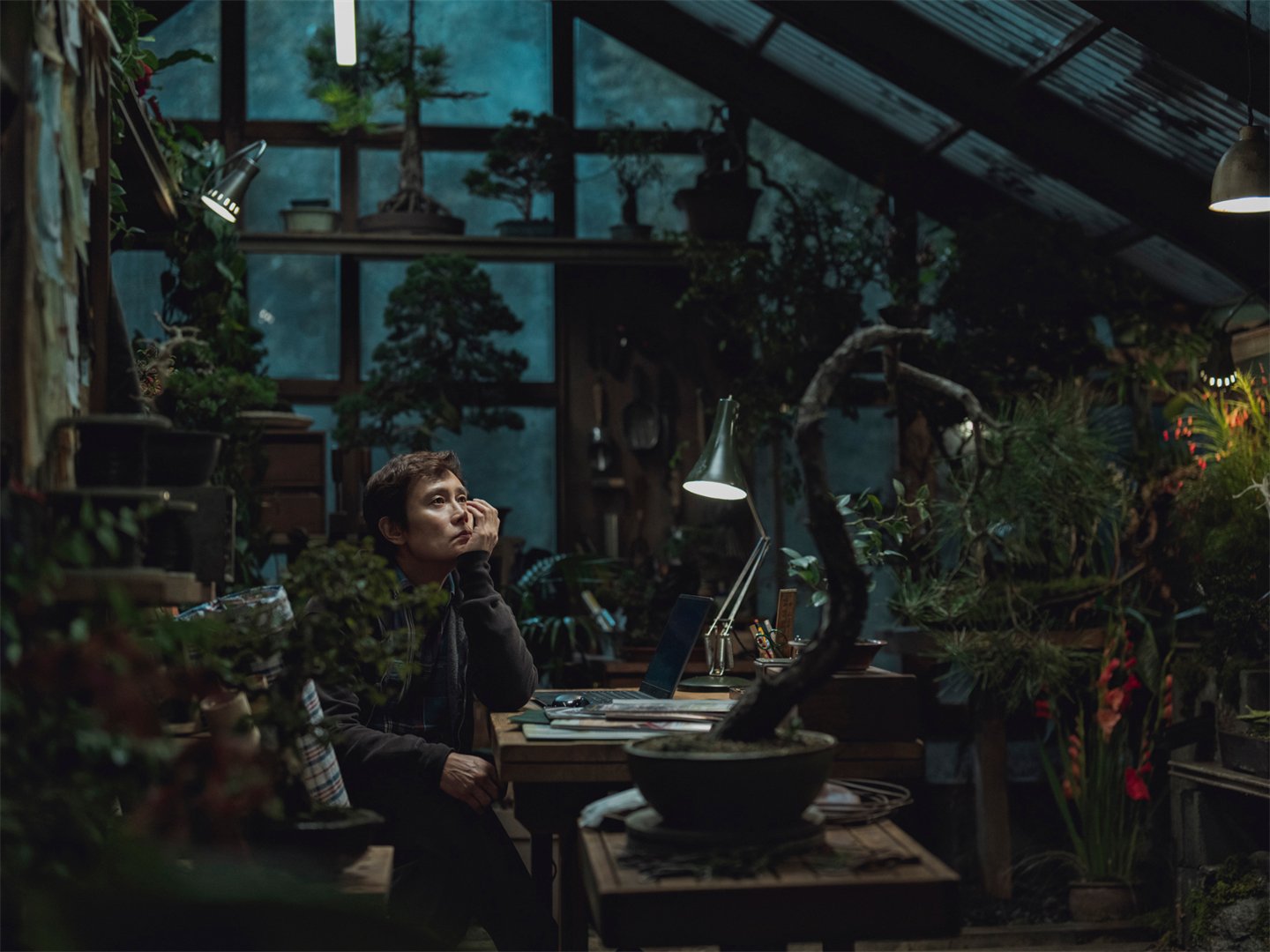 Film týdne: Tři vraždy stačí, drahoušku. Snímek Není jiná možnost je jihokorejskou satirou na kapitalismus