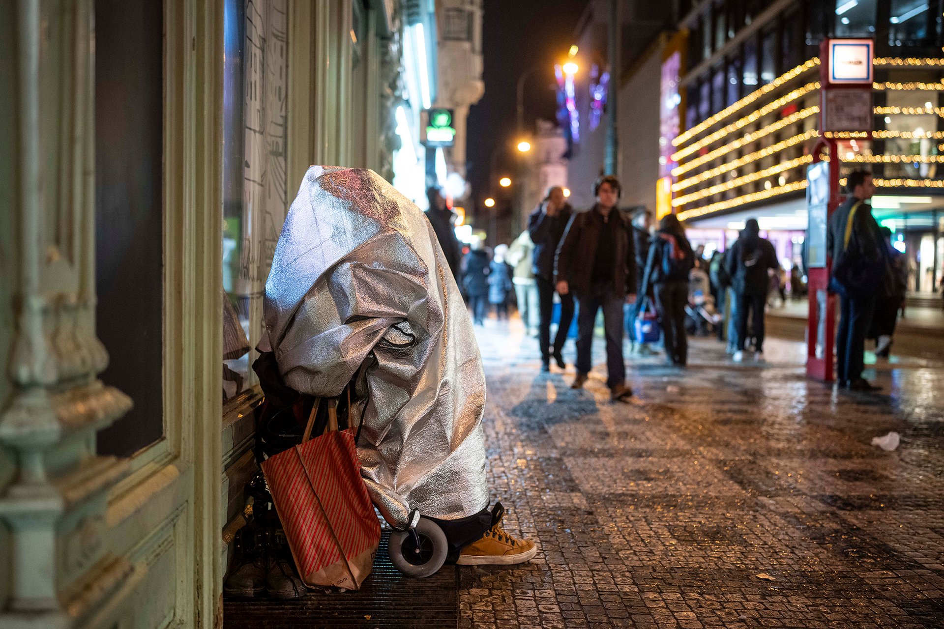 Vratislavovo místo nad výduchem teplého vzduchu obsadil několik dní po jeho smrti jiný muž bez domova – bývalý horník Mirek z Karviné. Kvůli klesající teplotě mu někdo obstaral hliníkovou karimatku.
Autor: Milan Jaroš