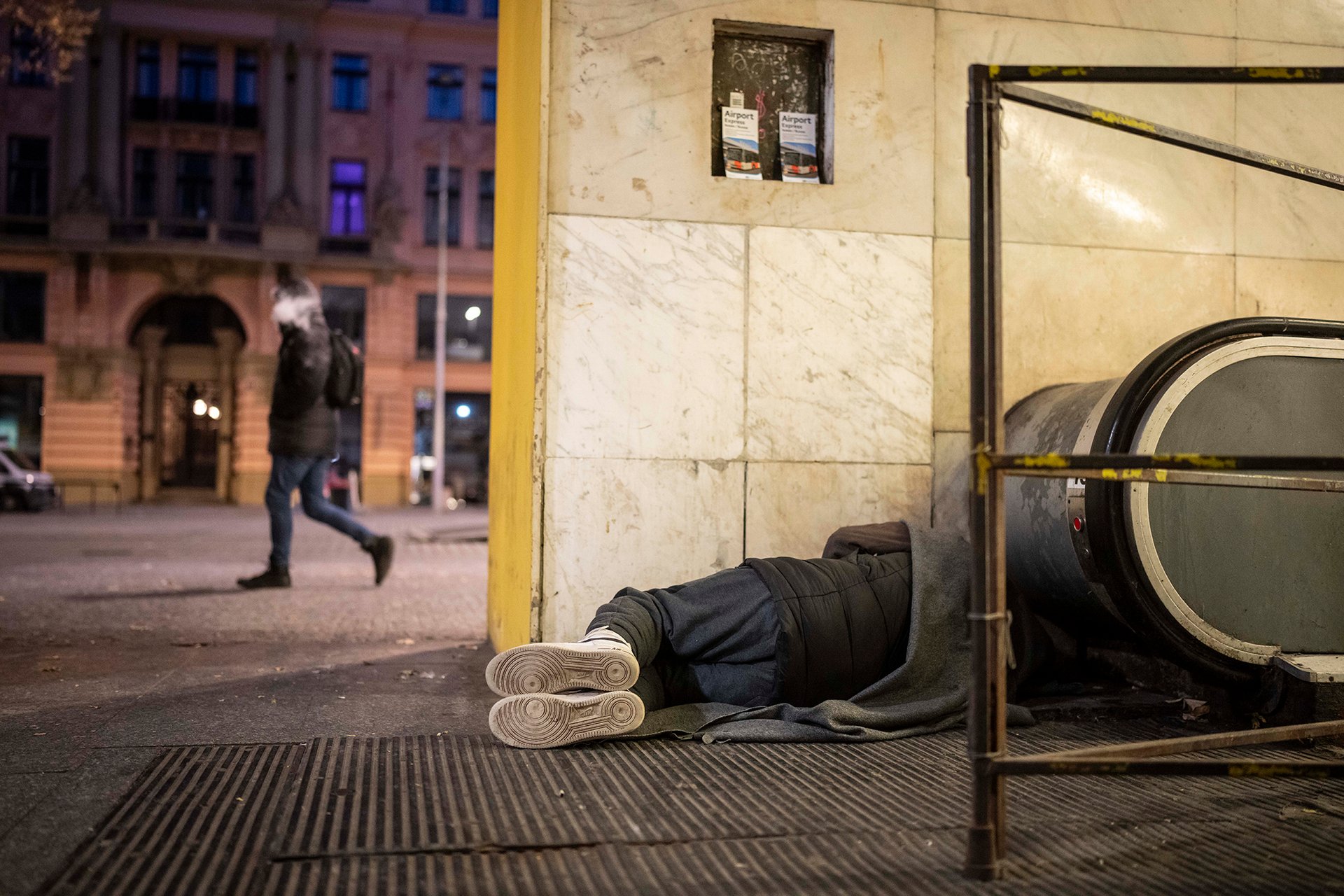 Osudy lidí bez domova jsou velmi pestré a často se stává, že dávají přednost úplné svobodě před pravidly azylových domů. To ale nic nemění na tom, že Praha potřebuje víc míst pro nouzové ubytování. 
Autor: Milan Jaroš