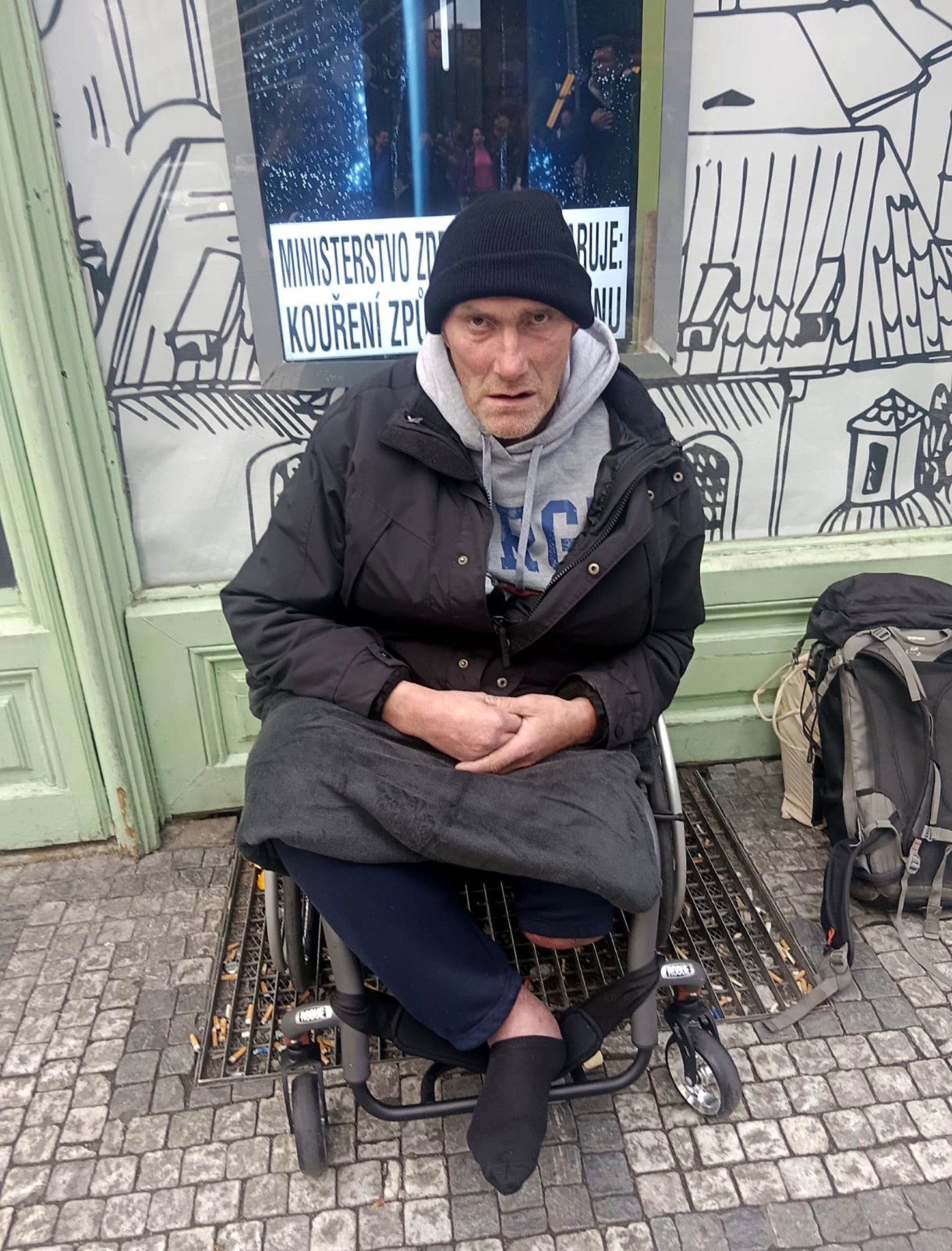 Poslední týdny trávil Vratislav na dvou místech: na zastánce tramvaje naproti obchodního domu Máj nebo na výduchu teplého vzduchu kousek od zastávky. Na vozíku i spal.