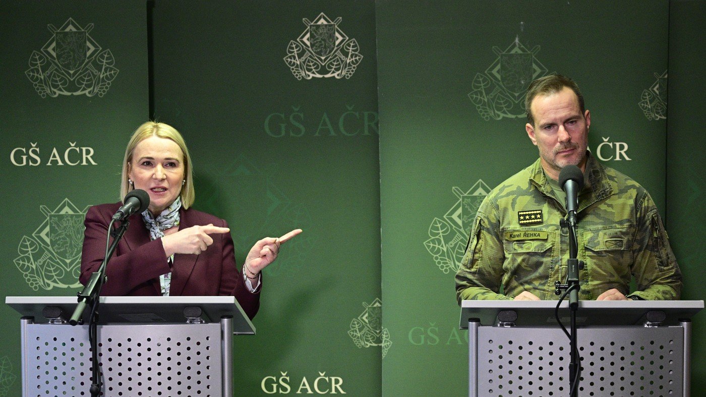 Zleva ministryně obrany v demisi Jana Černochová (ODS) a náčelník generálního štábu Karel Řehka na tiskové konferenci po slavnostním zahájení velitelského shromáždění náčelníka generálního štábu