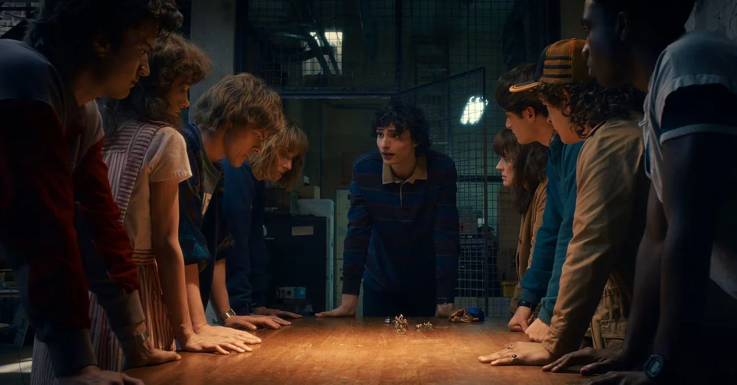 V čem mentálně ustrnuly Stranger Things? A proč už Slavíky nevyhrává Karel Gott?