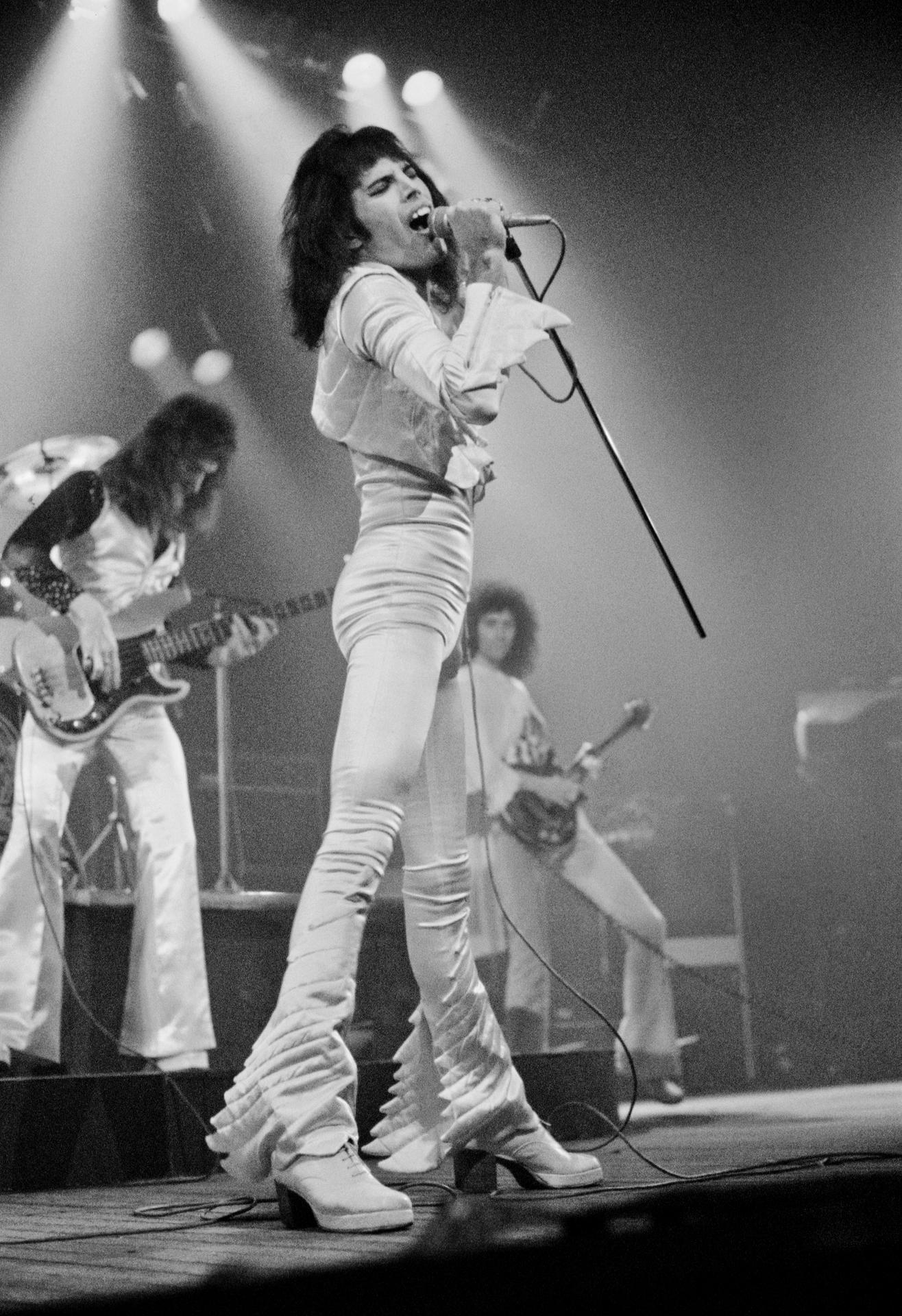 Scaramouche zatančí fandango, pak přijde Galileo a Figaro. (Hammersmith Odeon v Londýně, listopad 1975)