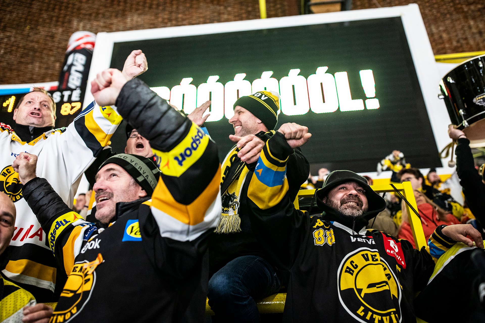 Heja, Cheza, zní mnohohlasý zpěv - a všichni vědí, že „Cheza“ je zkratka pro chemické závody