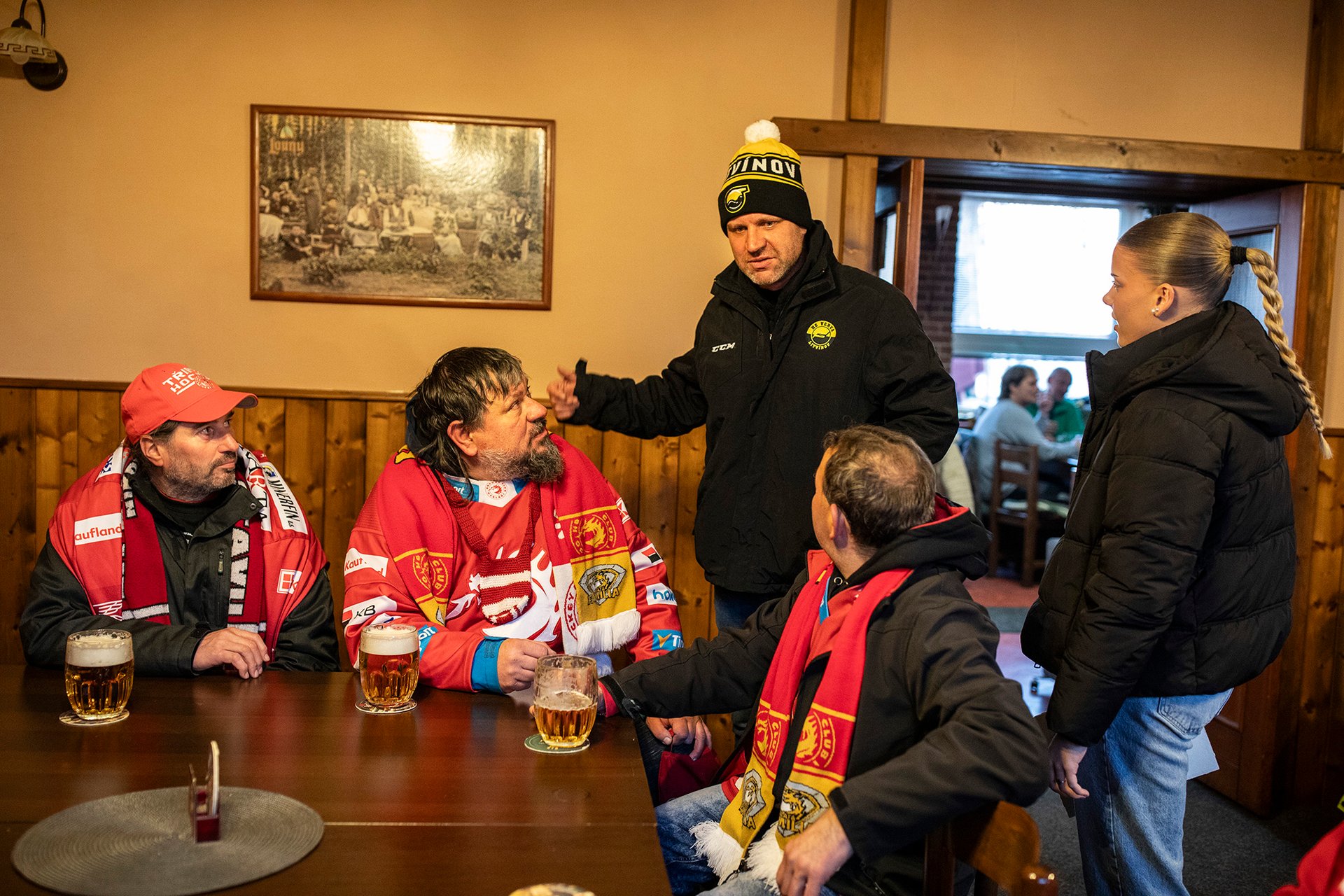 Oba celky pocházejí z šedých, průmyslových měst na periferii republiky, kde je hokej víc než jen sport. (Předseda litvínovského fanklubu Jan Ptáček a fanoušci Třince)
Autor: Milan Bureš