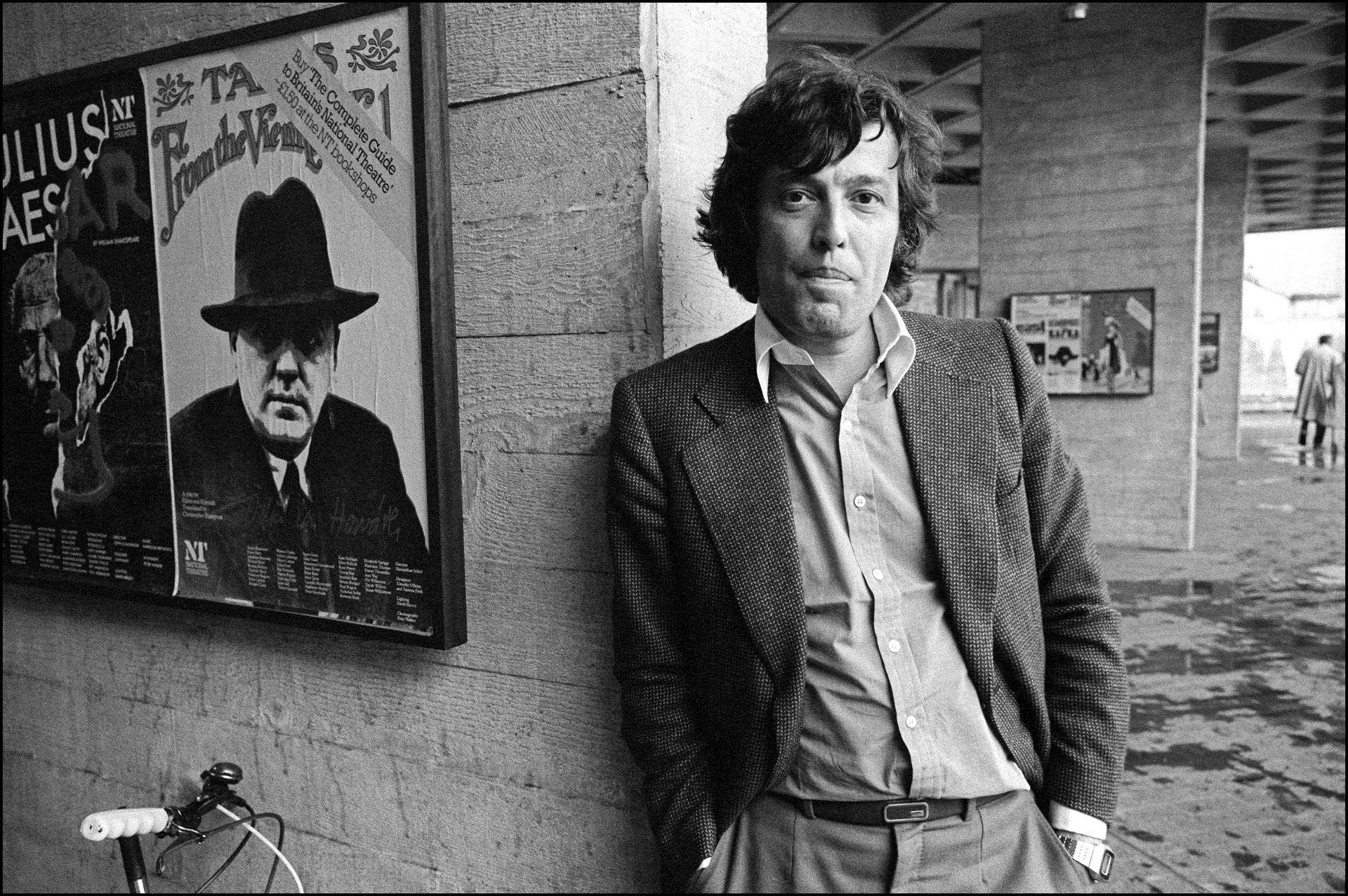 Čtyřicátník Tom Stoppard v roce 1977 před Královským národním divadlem v Londýně.