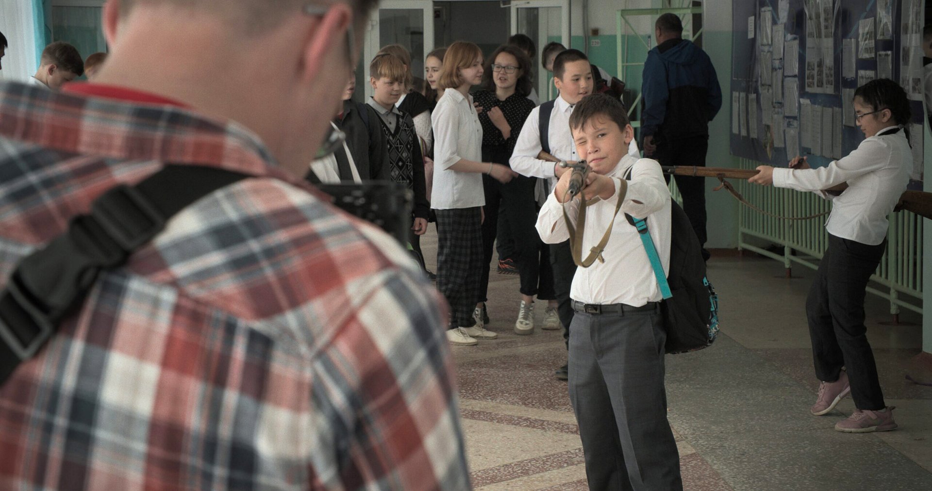 Dokument týdne: Evropští barbaři budou bez naší stopy jezdit brzo na koních. Pan nikdo proti putinovi ukazuje, jak se ničí jedna generace dětí