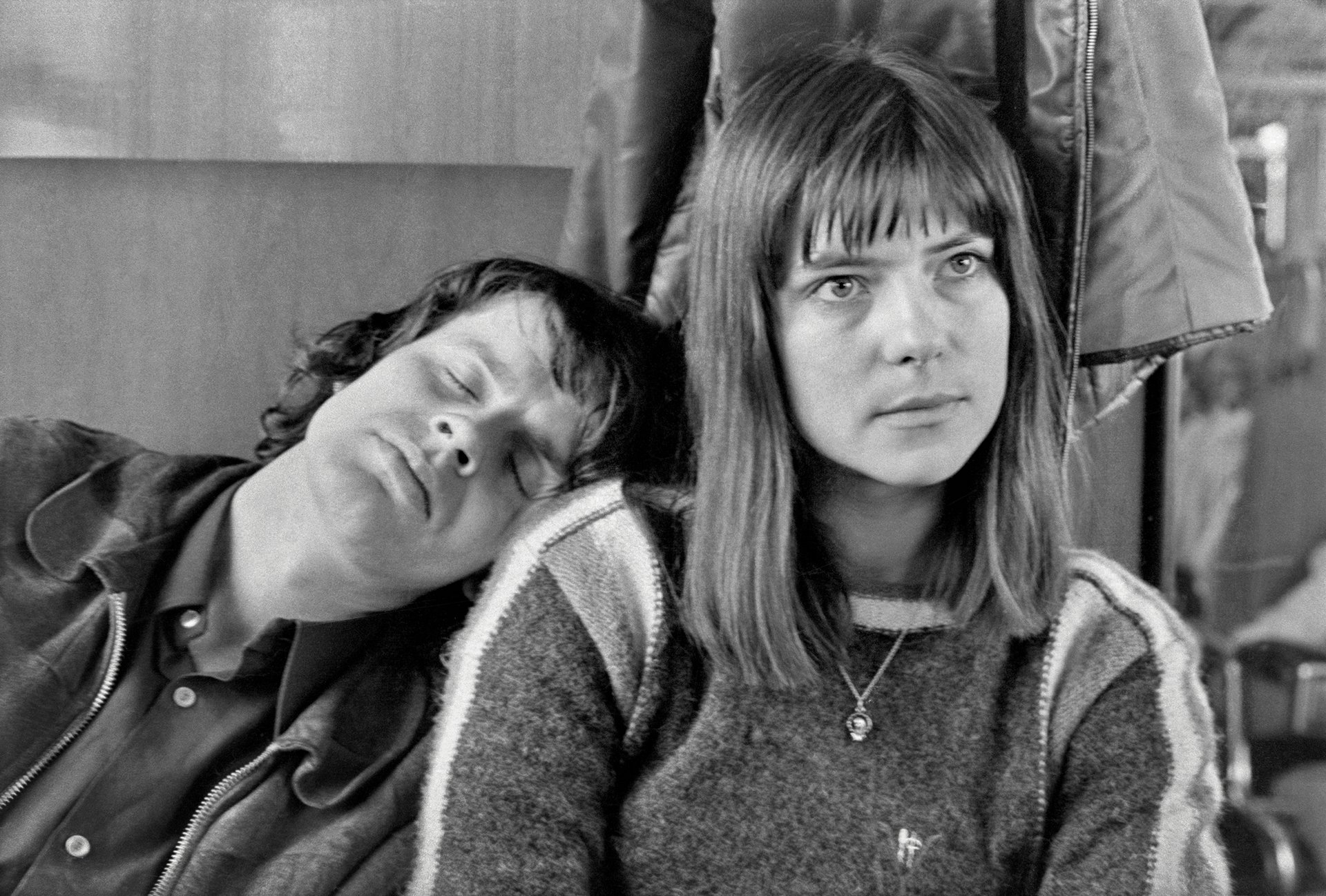 Nenechat se zlomit. (Jan a Květa Princovi ve vlaku na Hrádeček na koncert Plastic People, říjen 1977)
Autor: Ondrej Nemec