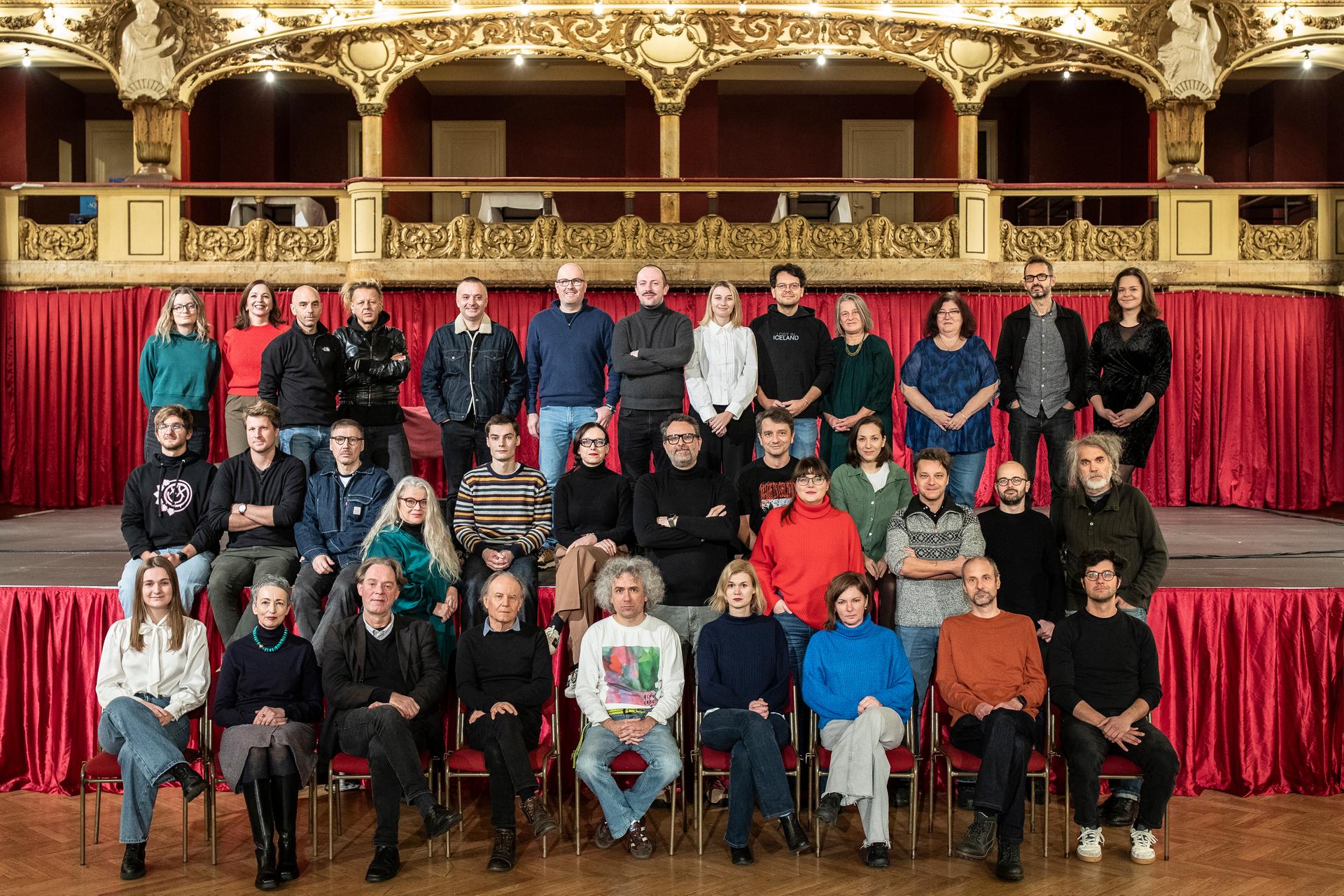 První řada zleva: Jolana Tesárková, Petra Švehlová, David Němec, Jaroslav Spurný, Pavel Turek, Markéta Plíhalová, Kateřina Malá Komárková, Martin Uhlíř, Tomáš Brolík Druhá řada zleva: Václav Veselka, Štěpán Sedláček, Pavel Kroulík, Ivana Svobodová, František Trojan, Jindřiška Bláhová, Erik Tabery, Milan Jaroš, Dominika Perlínová, Radka Fuksová, Jan H. Vitvar, Michal Ischia, Marek Švehla Třetí řada zleva: Karolína Kučerová, Silvie Lauder, Matěj Stránský, Martin Kontra, Ondřej Kundra, Pavel Volčík, Filip Zelenka, Kristýna Jelínková, Tomáš Lindner, Kateřina Mázdrová, Monika Dlouhá, Petr Horký, Magdaléna Fajtová (Fotografování se nemohli účastnit: Naďa Buchtová, Monika Přerostová, Zuzana Kučera Vlnasová, Denisa Motalová Nikopoulosová, Clara Zanga, Ivan Lamper, Petr Třešňák a Barbora Vilímová)
