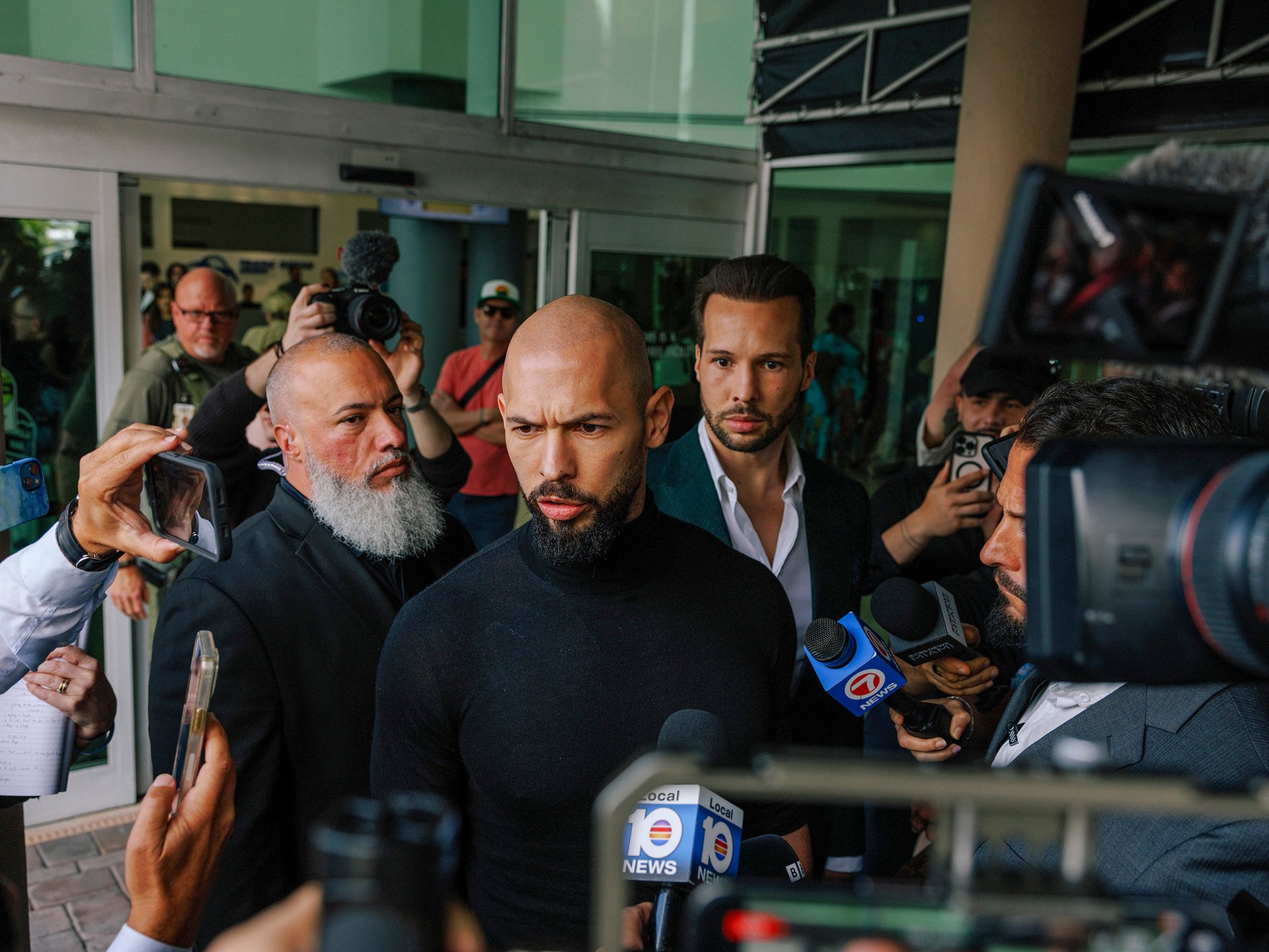 Zpátky, ve velkým... (Bratři Tateové při návratu z Floridy)