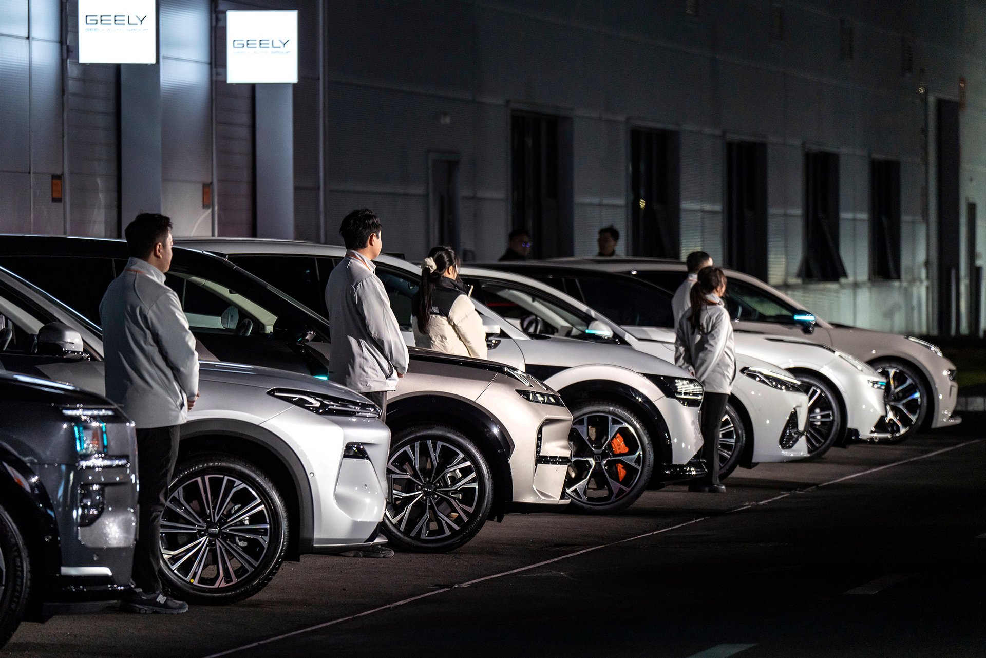 Takhle vypadá standard, to si zaplatíme. (Auta značky Geely)