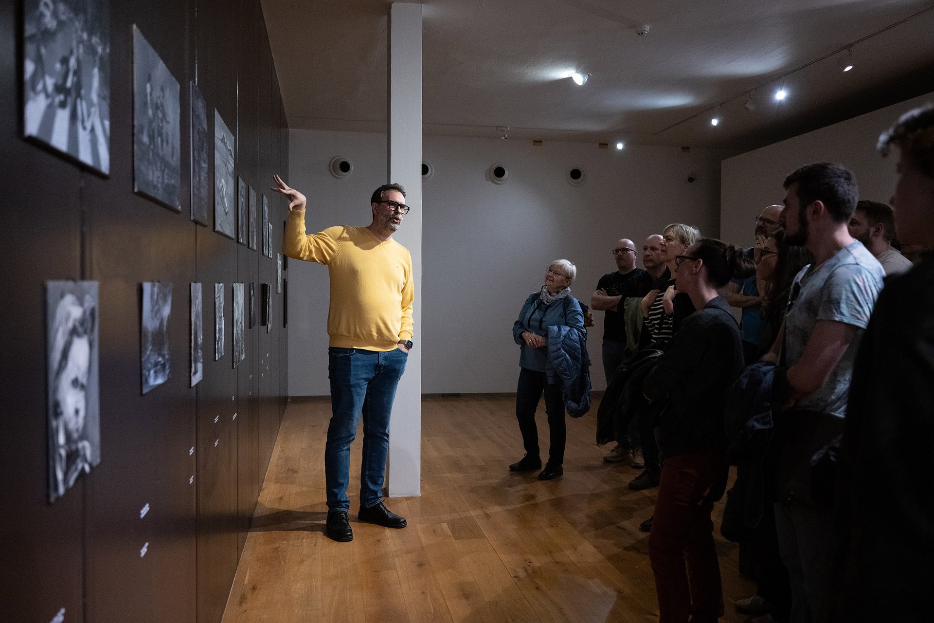 Erik Tabery, komentovaná prohlídka výstavy Pavla Reisenauera na Kampě
Autor: Matěj Stránský