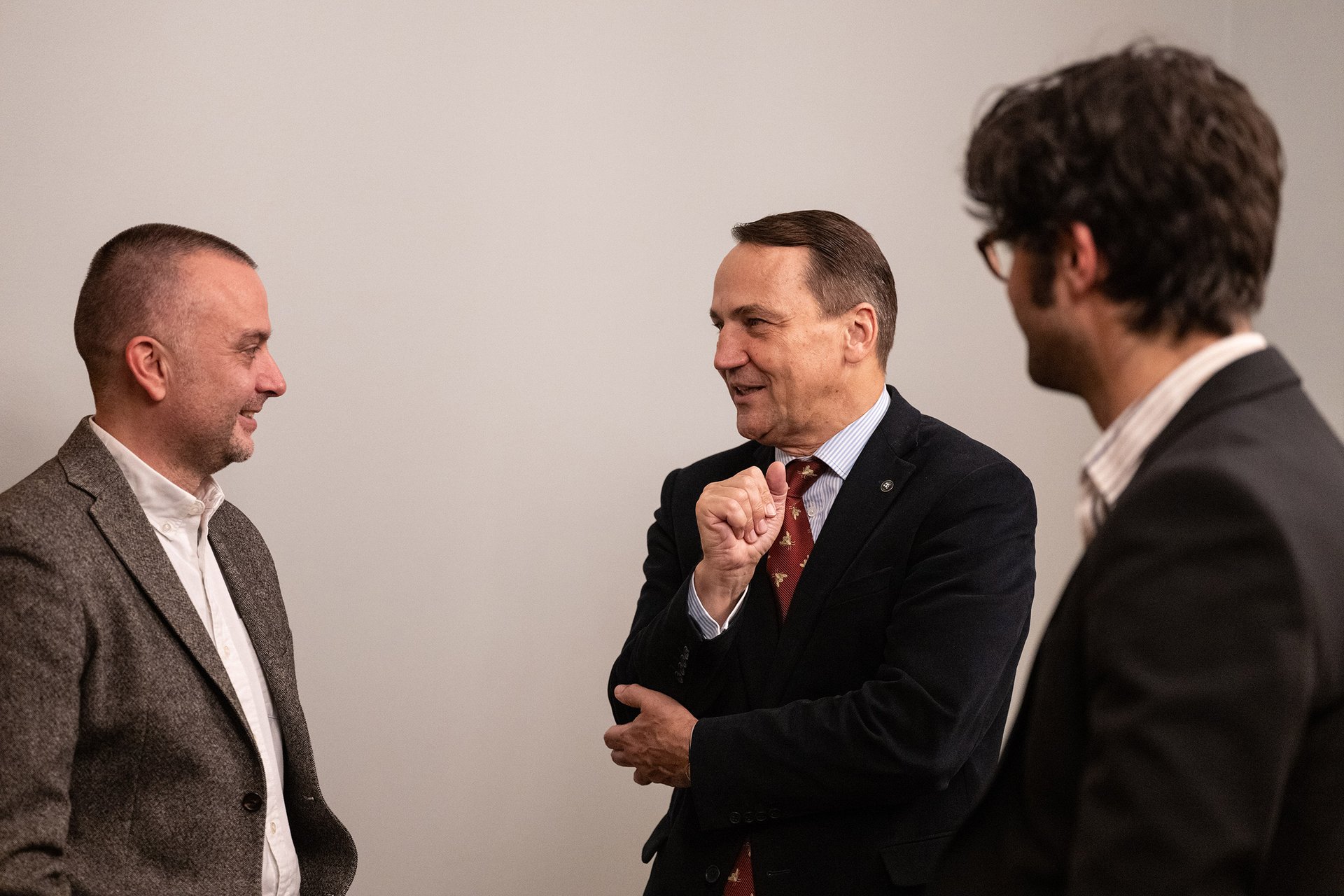 Ondřej Kundra a Tomáš Brolík s Radoslawem Sikorským, Varšava
Autor: Matěj Stránský