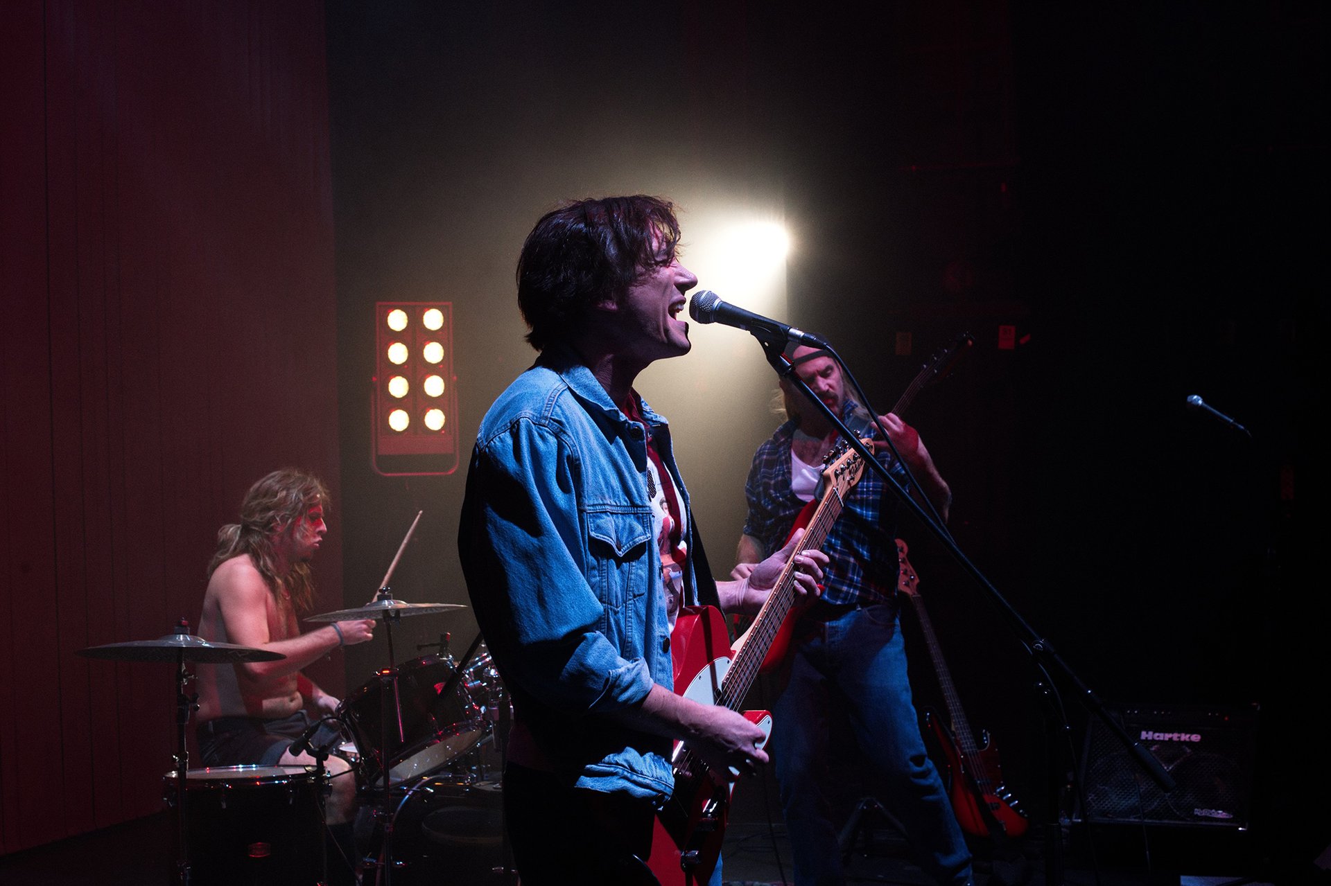 Zkušebna, v níž se pije, fetuje, kecá, souloží, ale také tu vznikají písničky a hledá se společný zvuk. (zleva Matěj Anděl, Jan Mansfeld a Jakub Tvrdík)