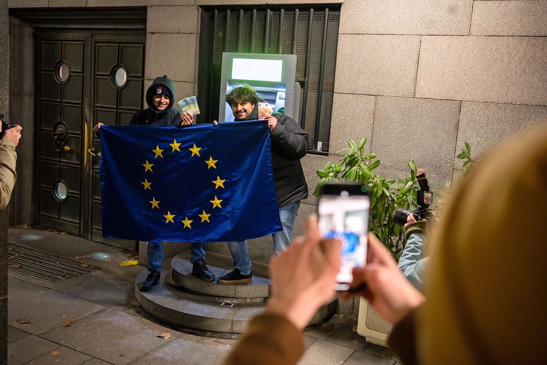 Co si za ně koupíme? (Lidé si vybírají za bankomatů první eura)