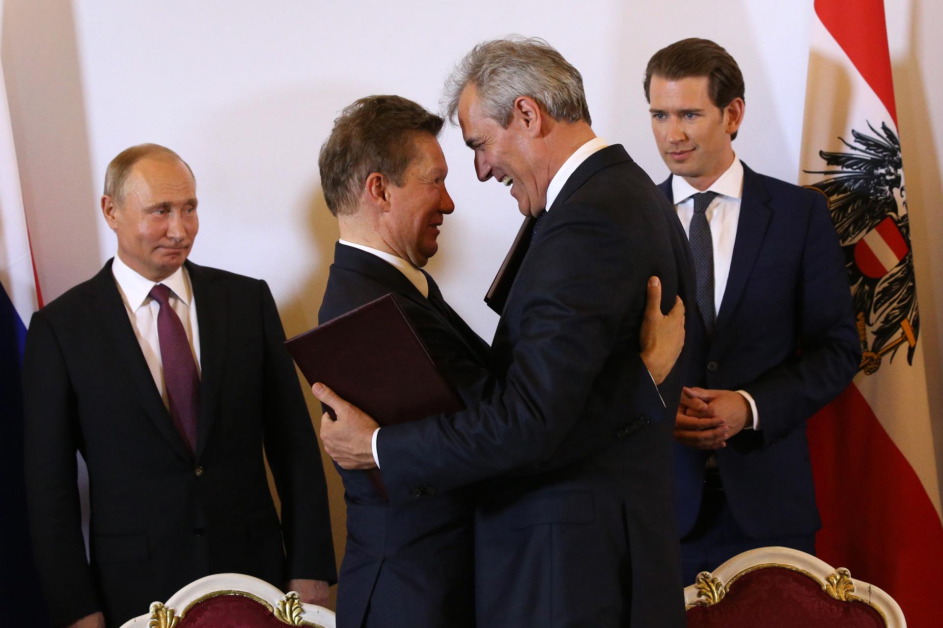Když se byznys raduje. (Šéfové energetických koncernů Gazprom Alexej Miller a OMV Rainer Zelle při podpisu dohody o prohloubení spolupráce, v pozadí Vladimir Putin a kancléř Sebastian Kurz, Vídeň 2018)
Autor: Getty Images