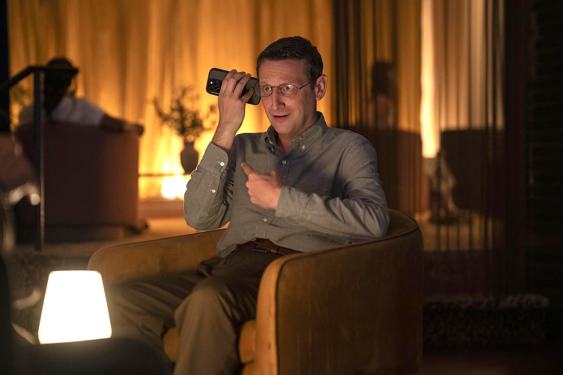 SERIÁL TÝDNE: Paranoidní thriller i trapný sitkom. Špatně oblečený manažer pátrá, proč se rozpadla jeho židle