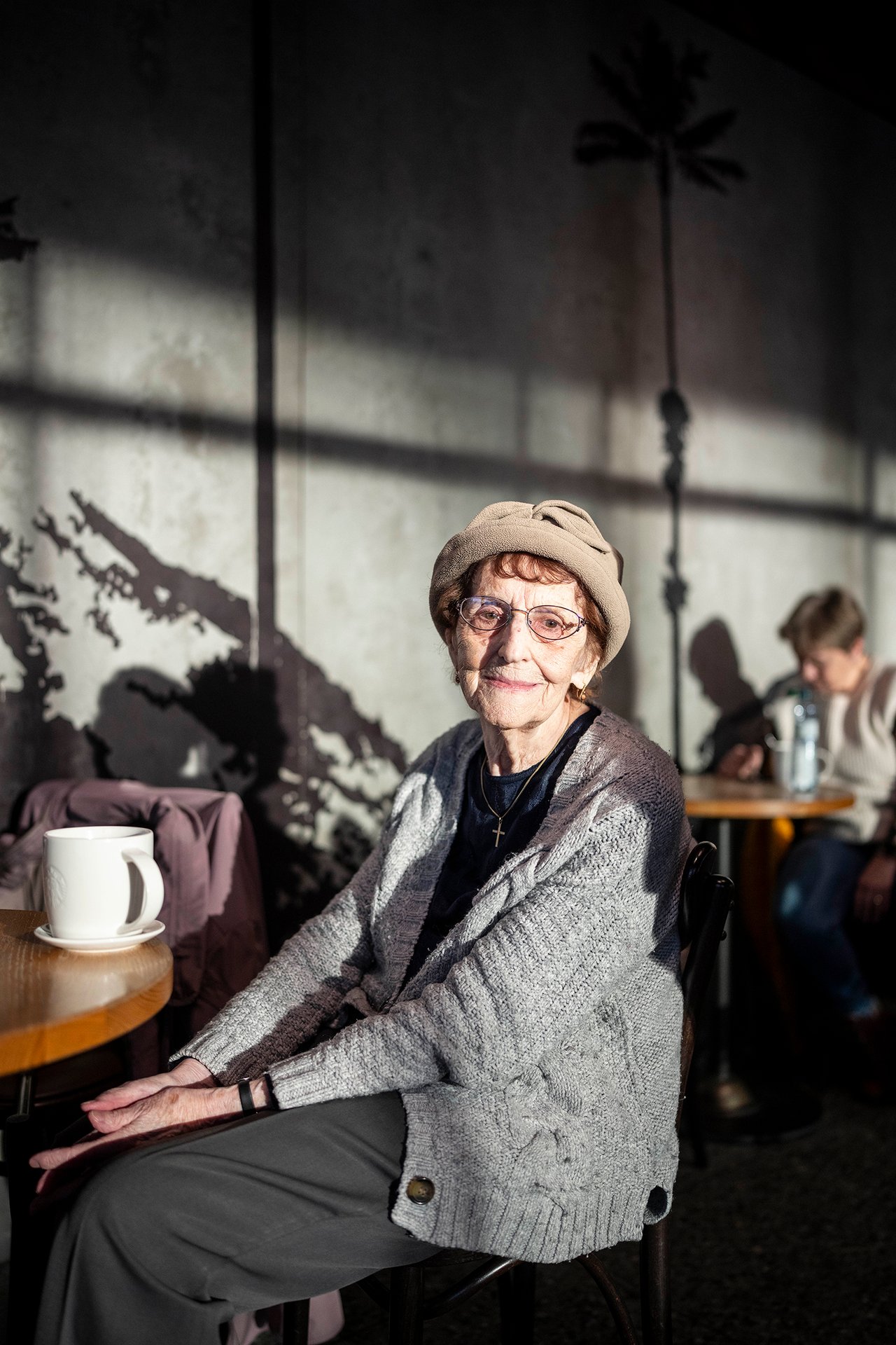 „Přijedu autobusem na Budějovickou a odtud metrem na Pankrác,“ reagovala do telefonu. „Na Pankráci metro nefunguje,“ namítáme. „Ne ne, už funguje,“ reagovala ona. Když dorazila, jen si postěžovala na „šílené intervaly autobusů“. (Paní Eva, 97 let)