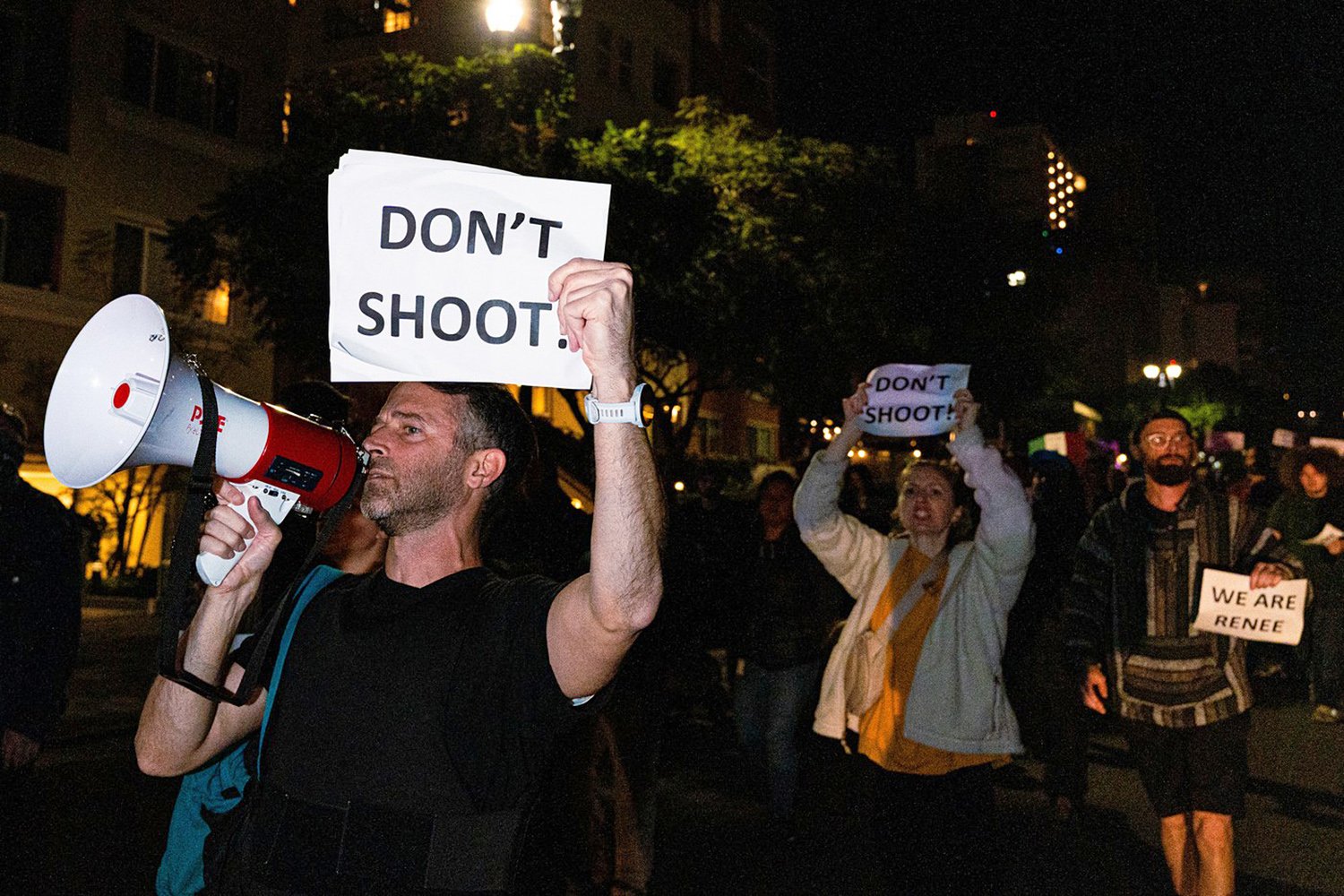 Střelba i následné výroky politiků vyvolaly protesty nejen v Minneapolisu