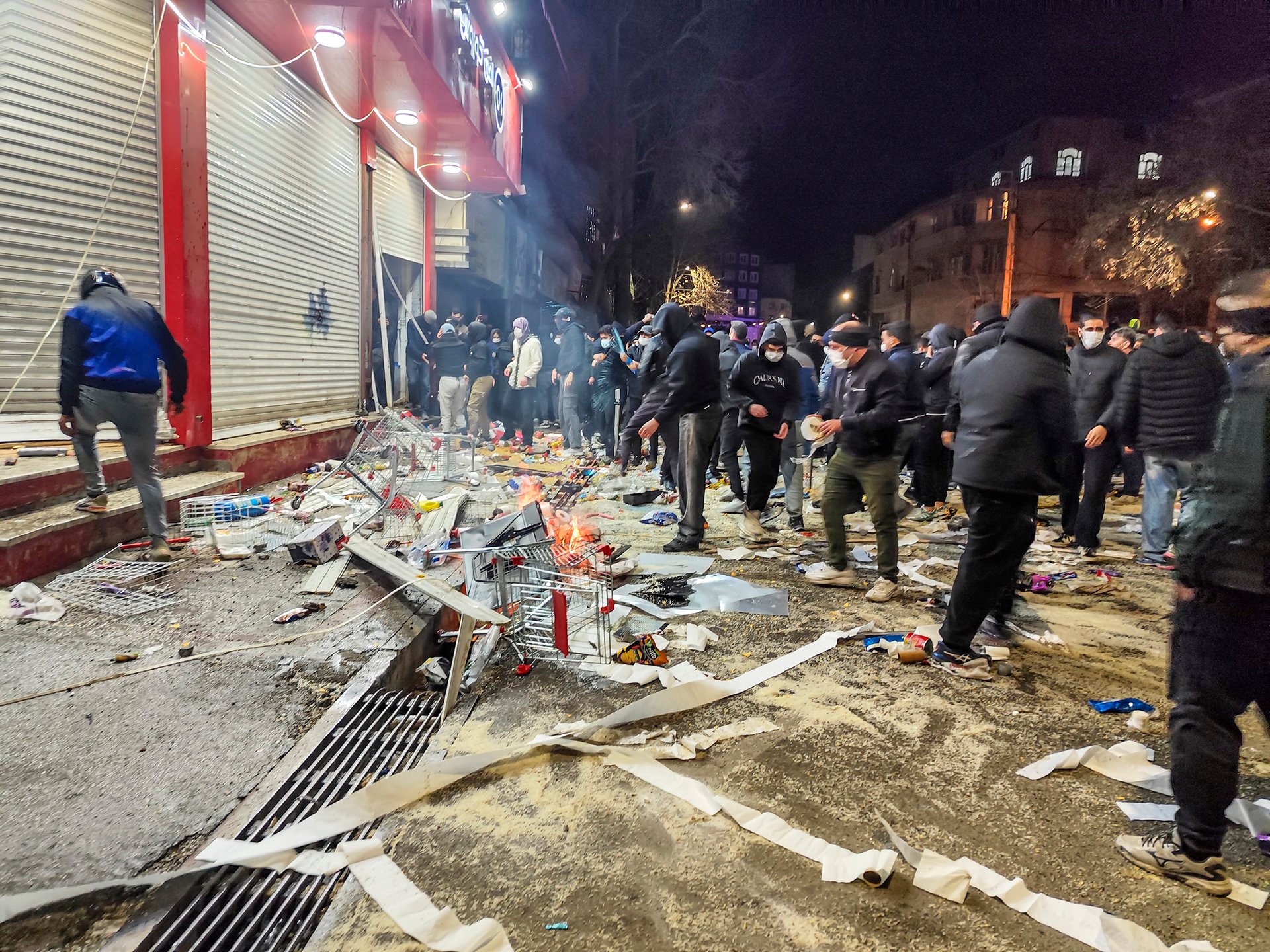 Protesty se z Teheránu rozlily do celé země. (Kermánšáh v západní části Íránu)