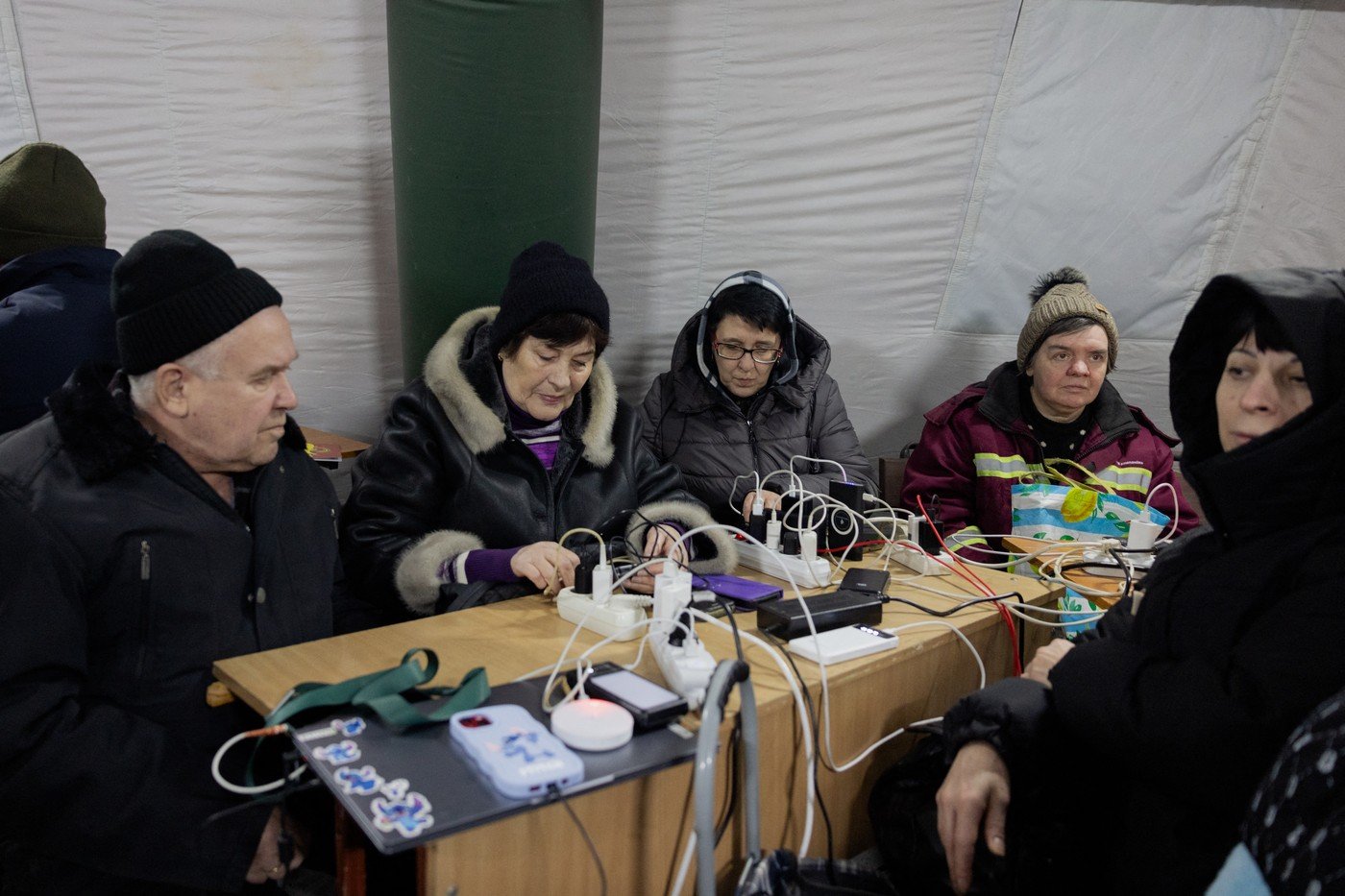 Ve stanech nazývaných "místa nezlomnosti" si lidé v Kyjevě po útocích na ukrajinskou energetickou infrastrukturu mohou nabíjet svá zařízení a zahřát se