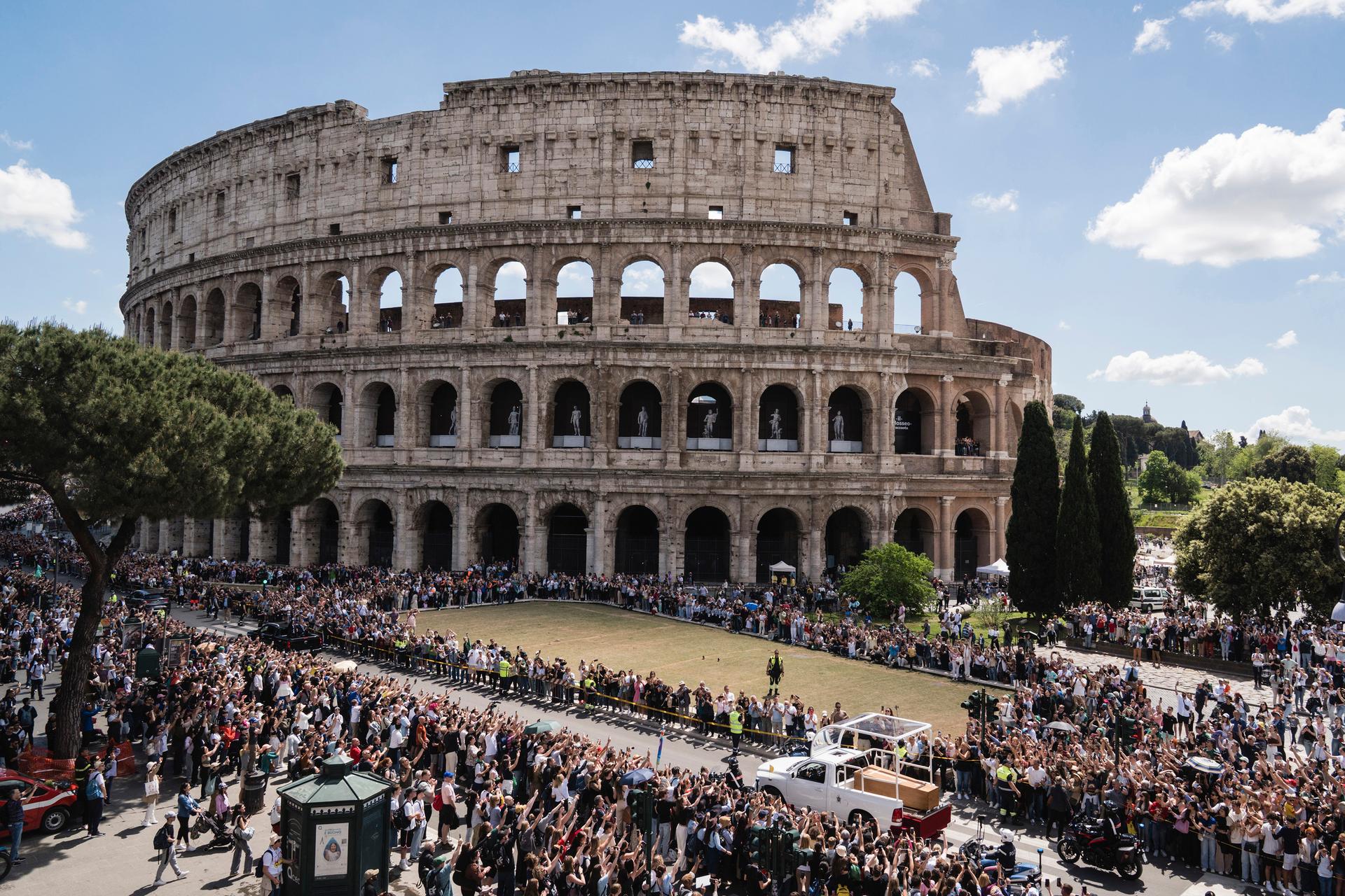 Světoví lídři se 26. dubna sešli v Římě, aby uctili památku papeže Františka, v pořadí 266. a prvního papeže z Jižní Ameriky. O několik dní později konkláve ve Vatikánu zvolilo novou hlavu katolické církve, chicagského kardinála Roberta Francise Prevosta. Papež Lev XIV., první papež v USA, se zasazuje o jednotu a inkluzivitu.
Autor: Gianni Cipriano/The New York Times
