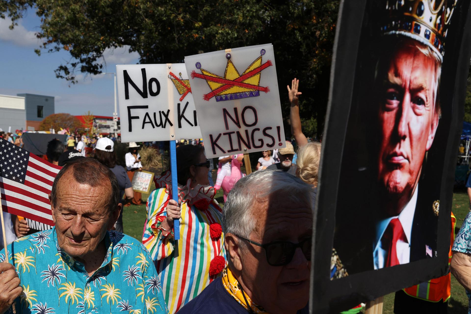 Donald Trump nepopiratelně testuje limity své moci. Mají ale jeho kritici pravdu, že chce být americkým králem?